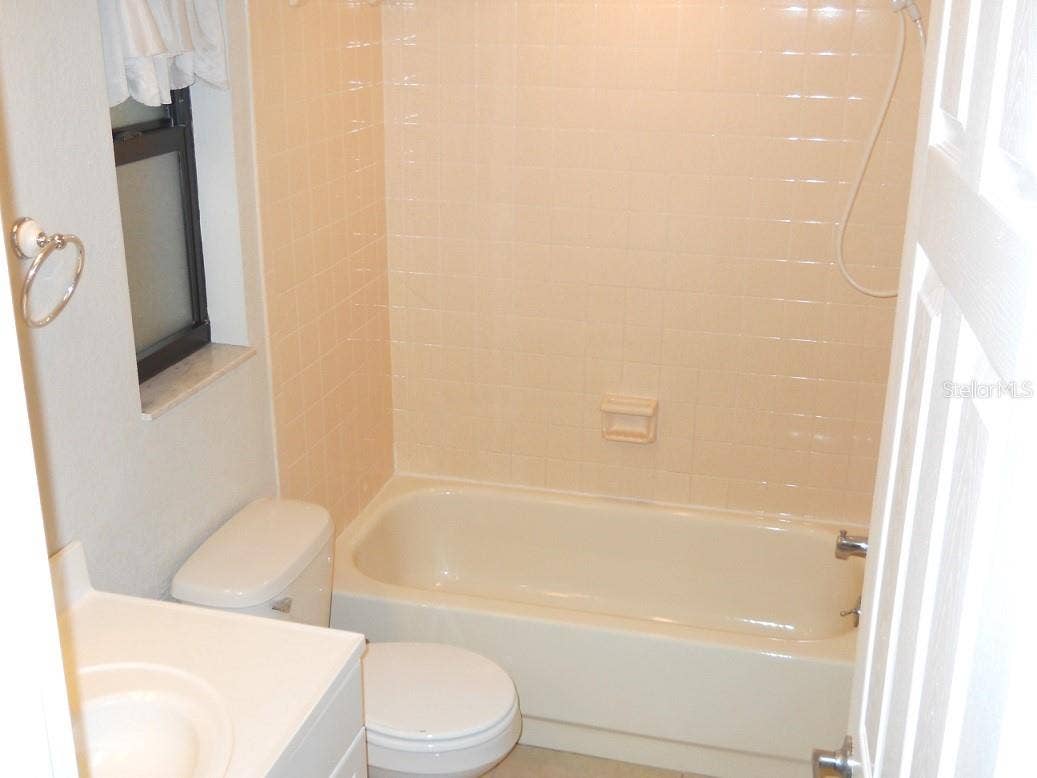 7353 122ND WAY, Seminole, FL 33772 Bath