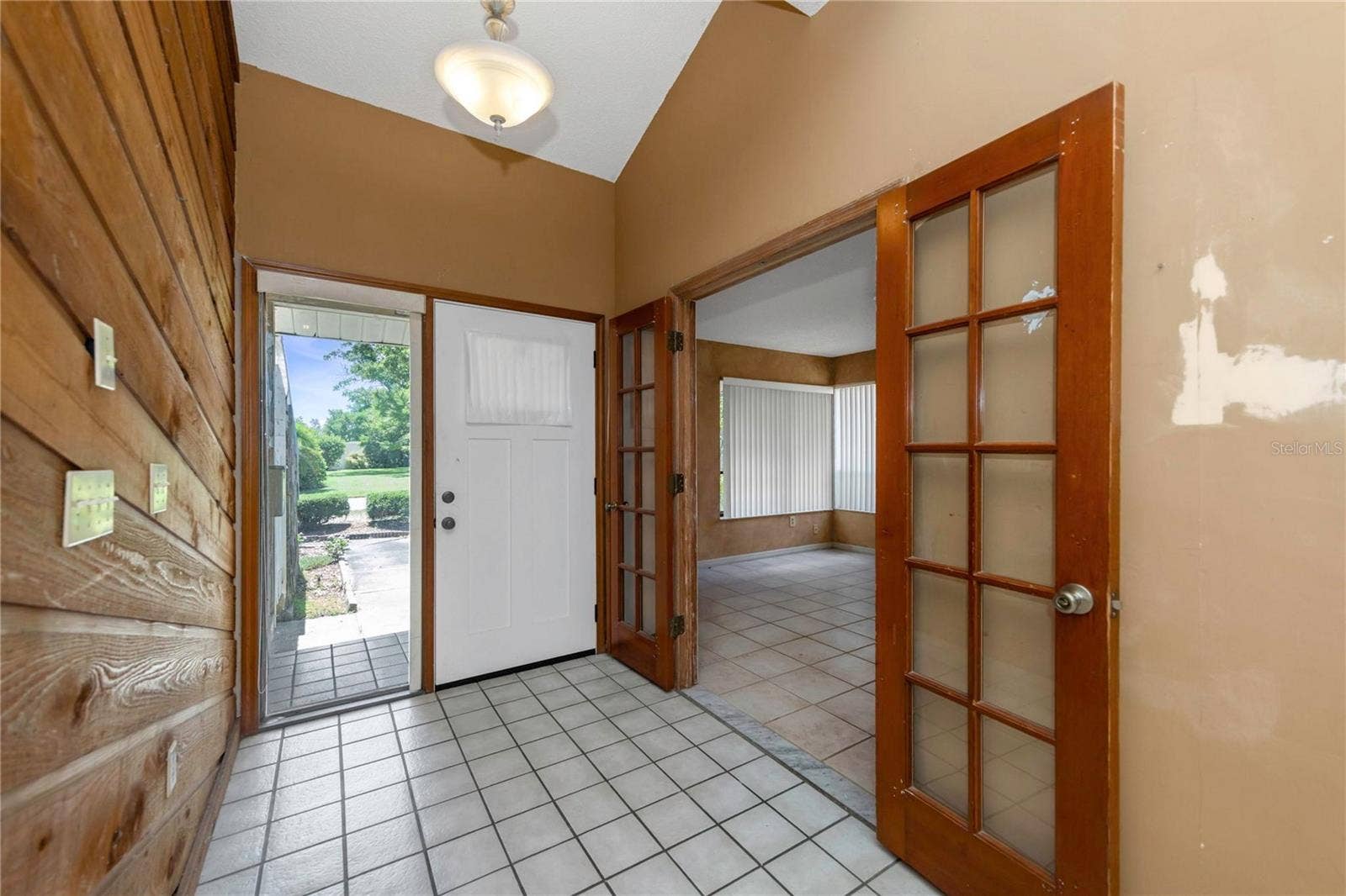 7448 17TH LANE NE, St Petersburg, FL 33702 Foyer
