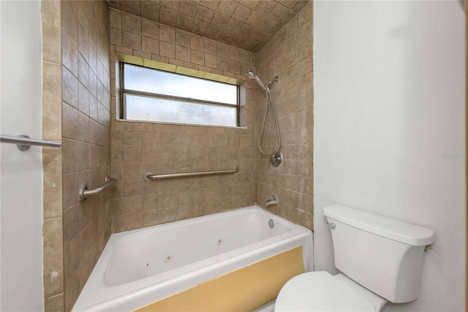 7448 17TH LANE NE, St Petersburg, FL 33702 Bathroom #2 - Tub