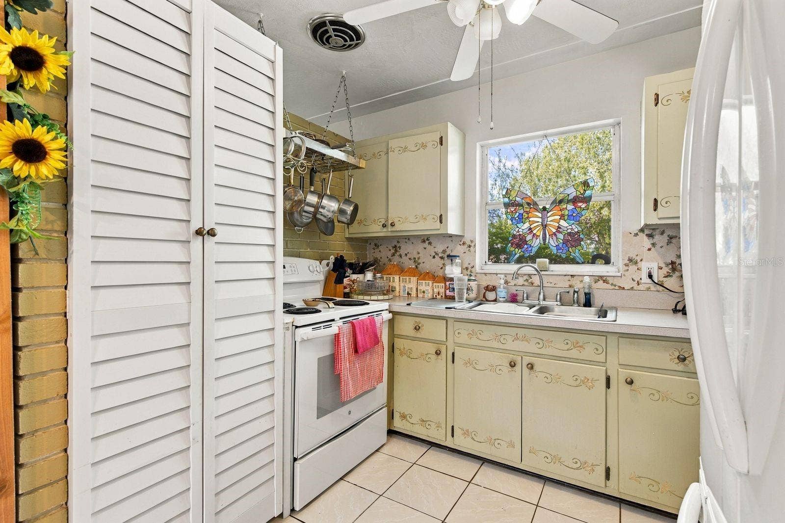 6801 17TH LANE N, St Petersburg, FL 33702 Darling kitchen -s Tove