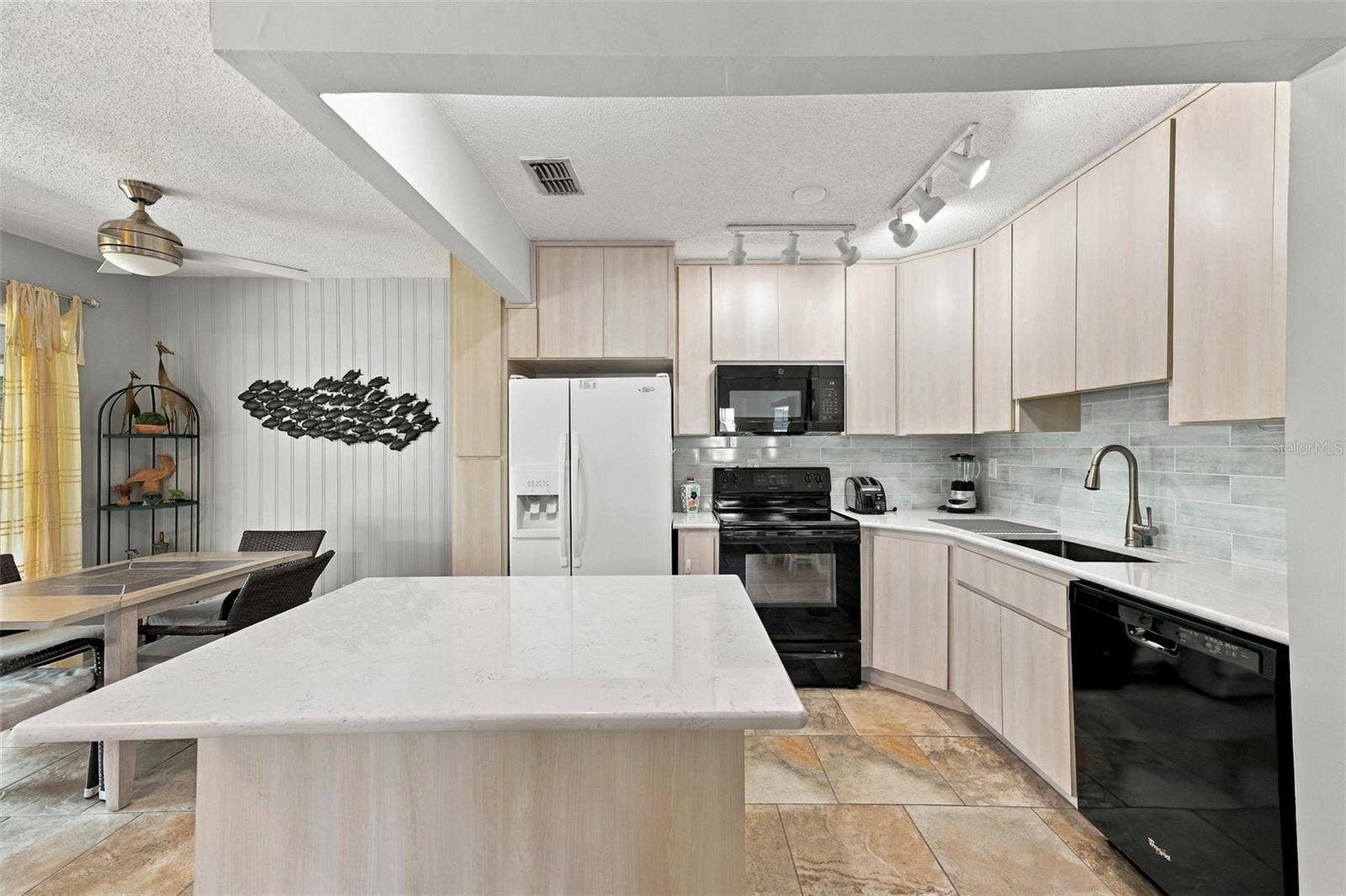 1905 CANTERBURY LANE, #8, Sun City Center, FL 33573 Kitchen Island