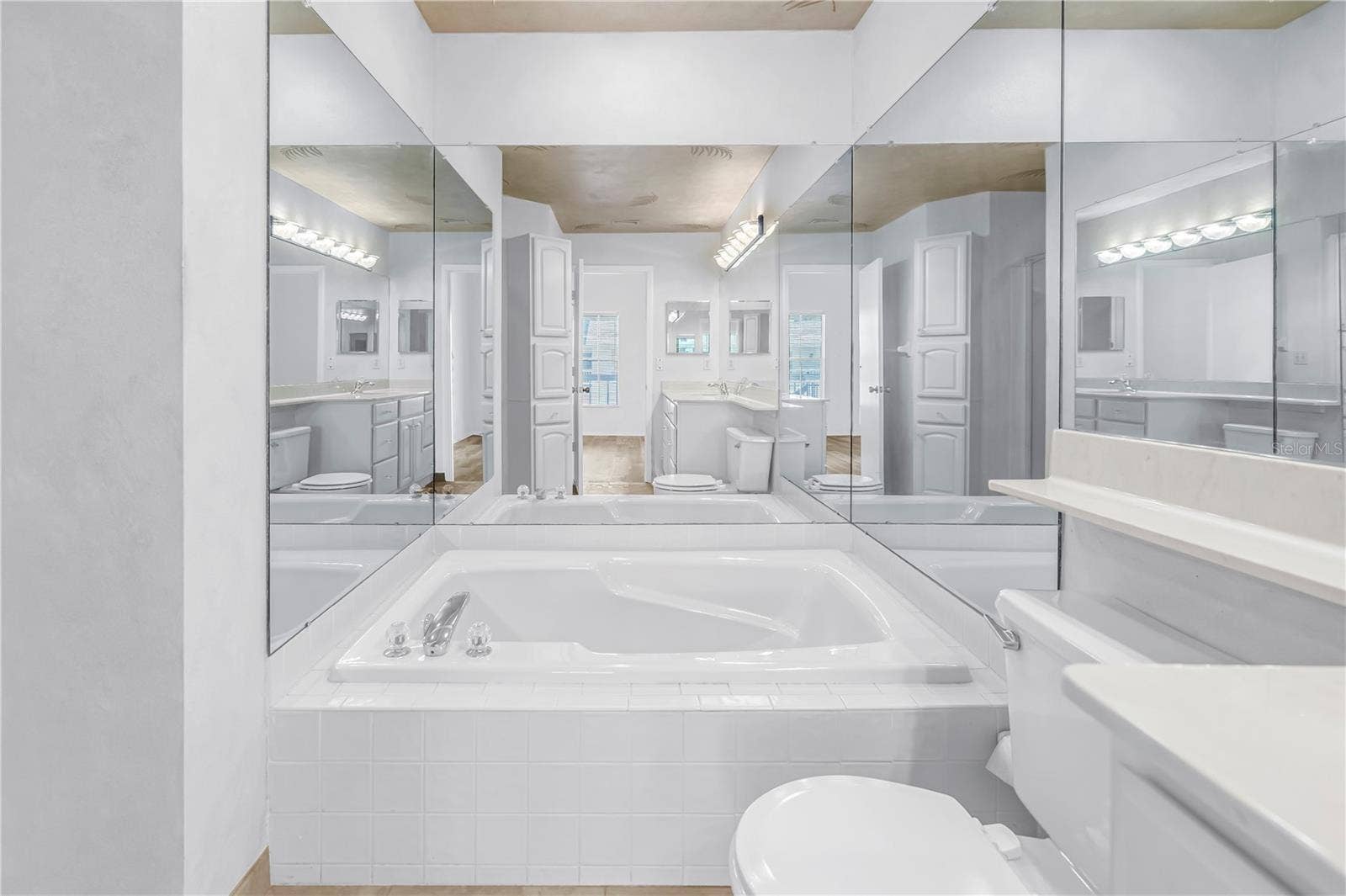 159 SUN ISLE CIR, Treasure Island, FL 33706 Primary bathroom