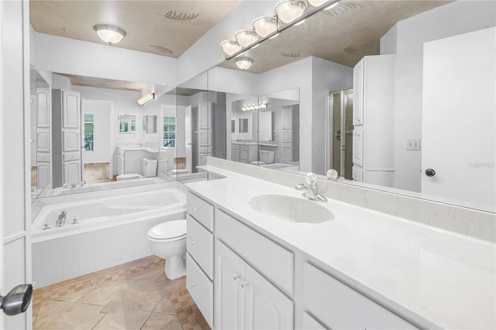 159 SUN ISLE CIR, Treasure Island, FL 33706 Primary bathroom with soaking tub and shower