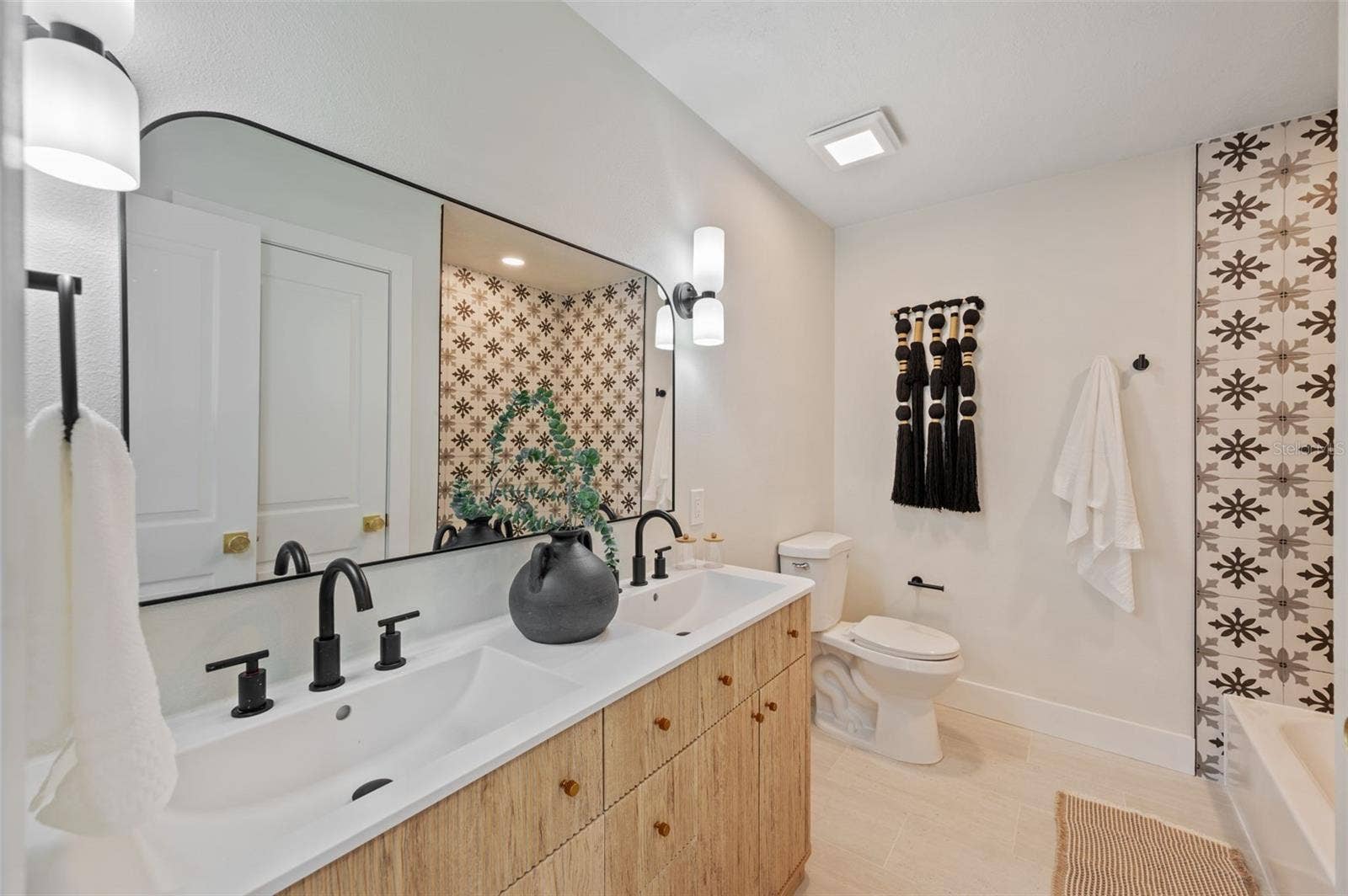 16611 ROUND OAK DRIVE, Tampa, FL 33618