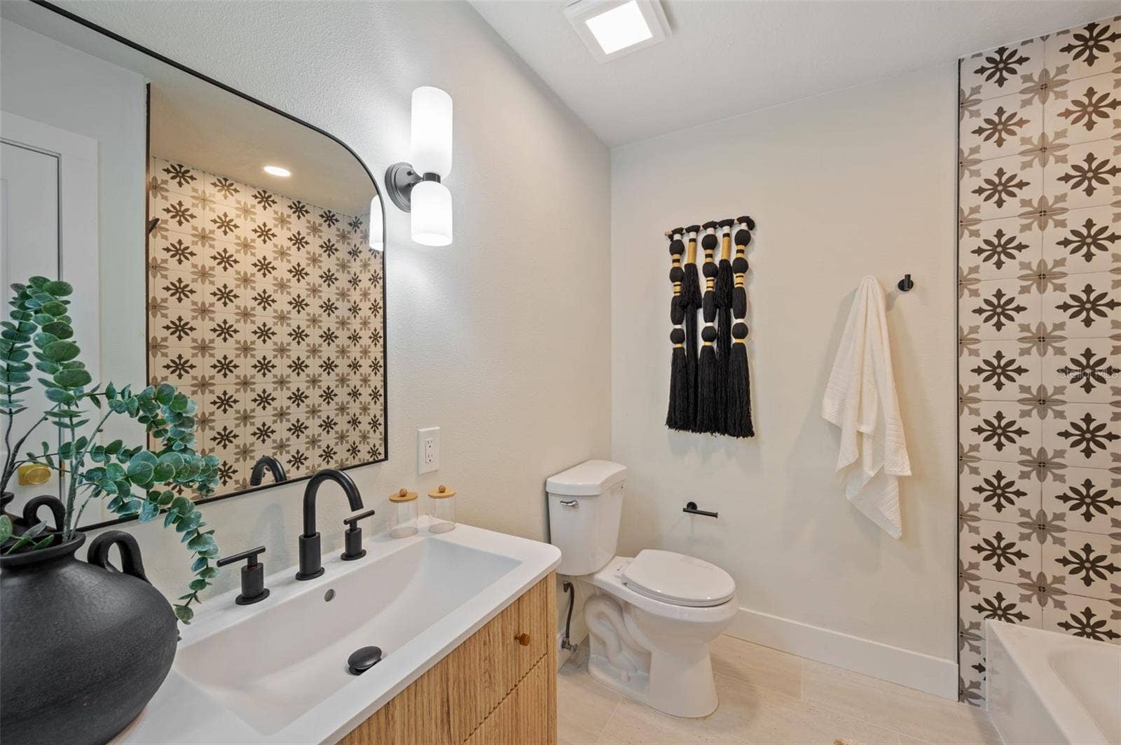 16611 ROUND OAK DRIVE, Tampa, FL 33618