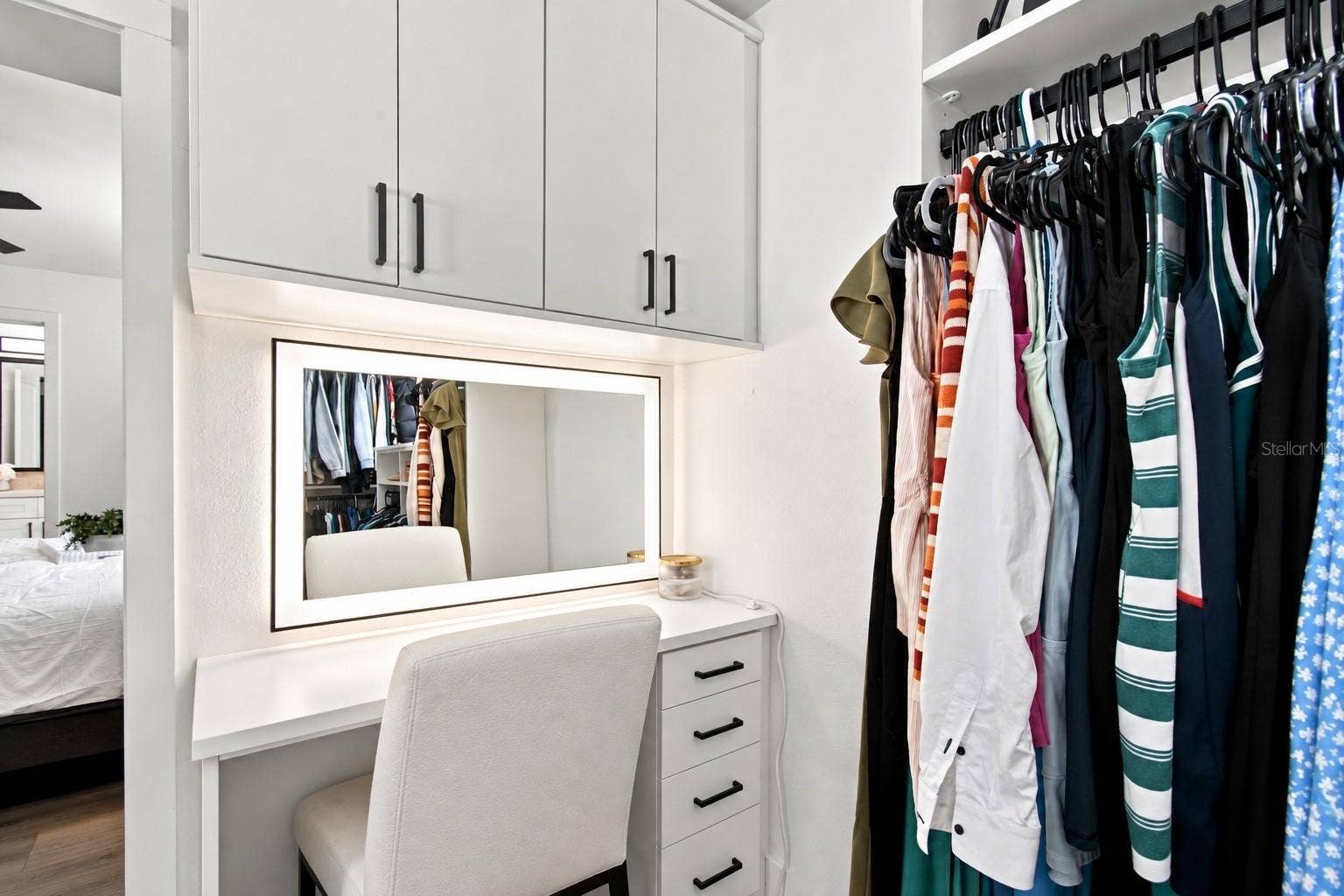 4600 BAYSHORE BOULEVARD NE, St Petersburg, FL 33703 Built-in Makeup Vanity