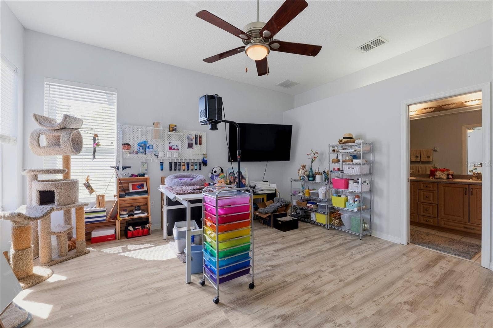 Large Guest Bedroom (3)