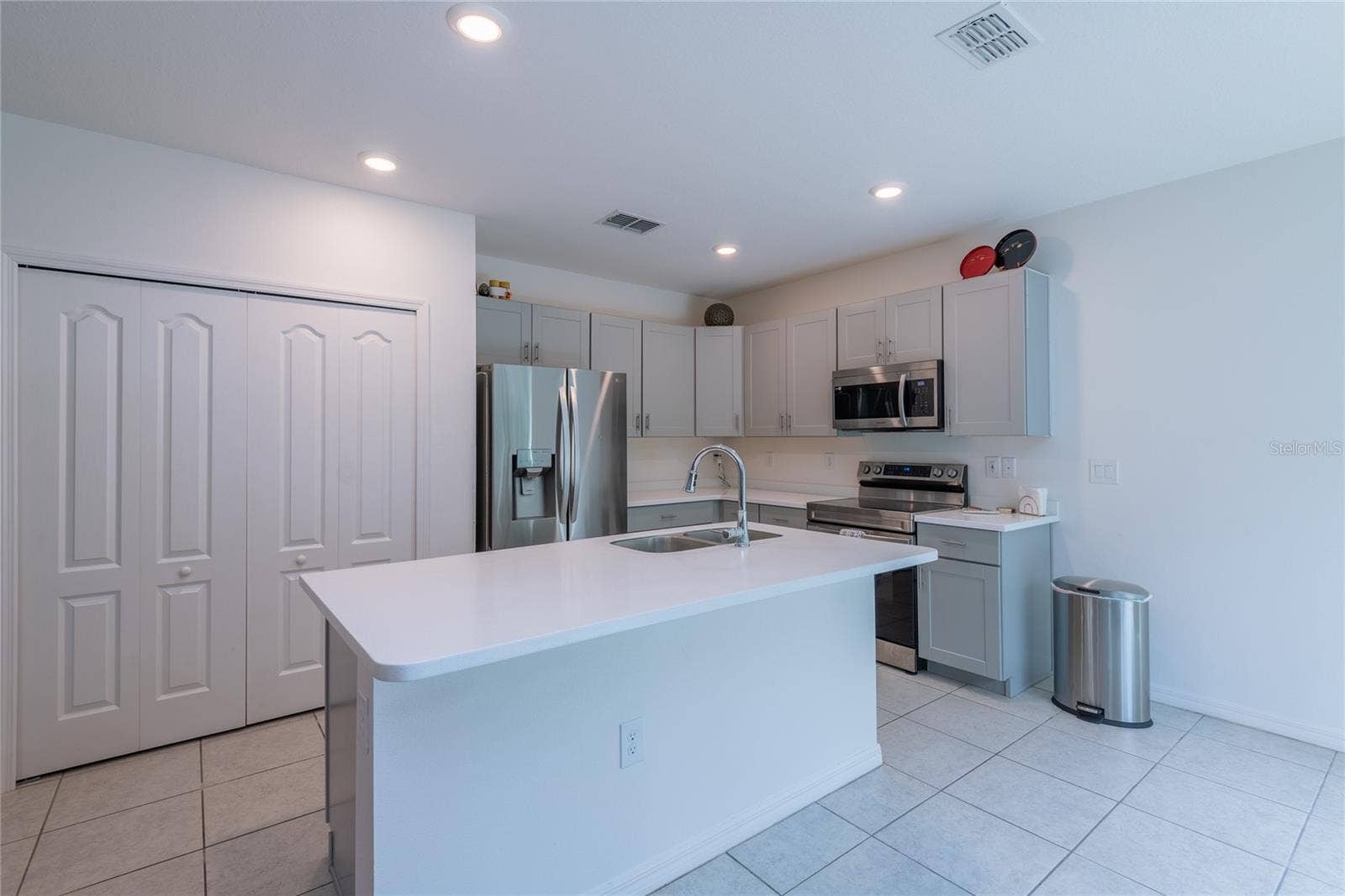 13459 BANYAN ROAD, Spring Hill, FL 34609 Chefs kitchen with shaker cabinets and quartz counter tops.