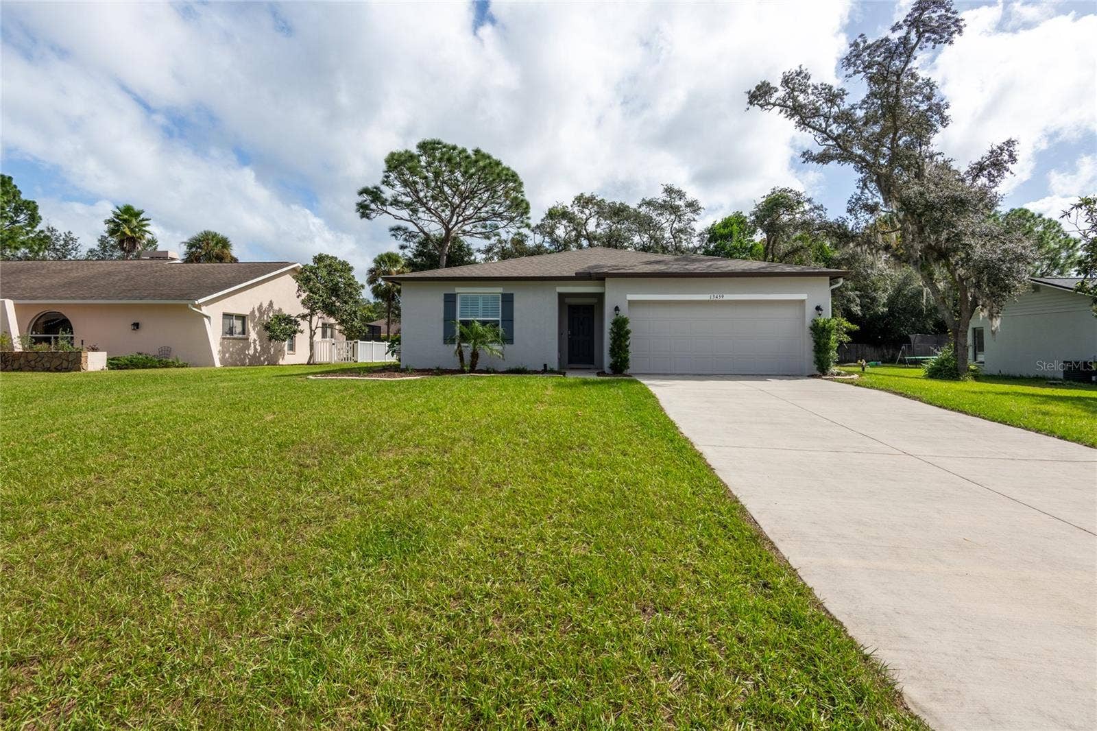 13459 BANYAN ROAD, Spring Hill, FL 34609 Large driveway for company.