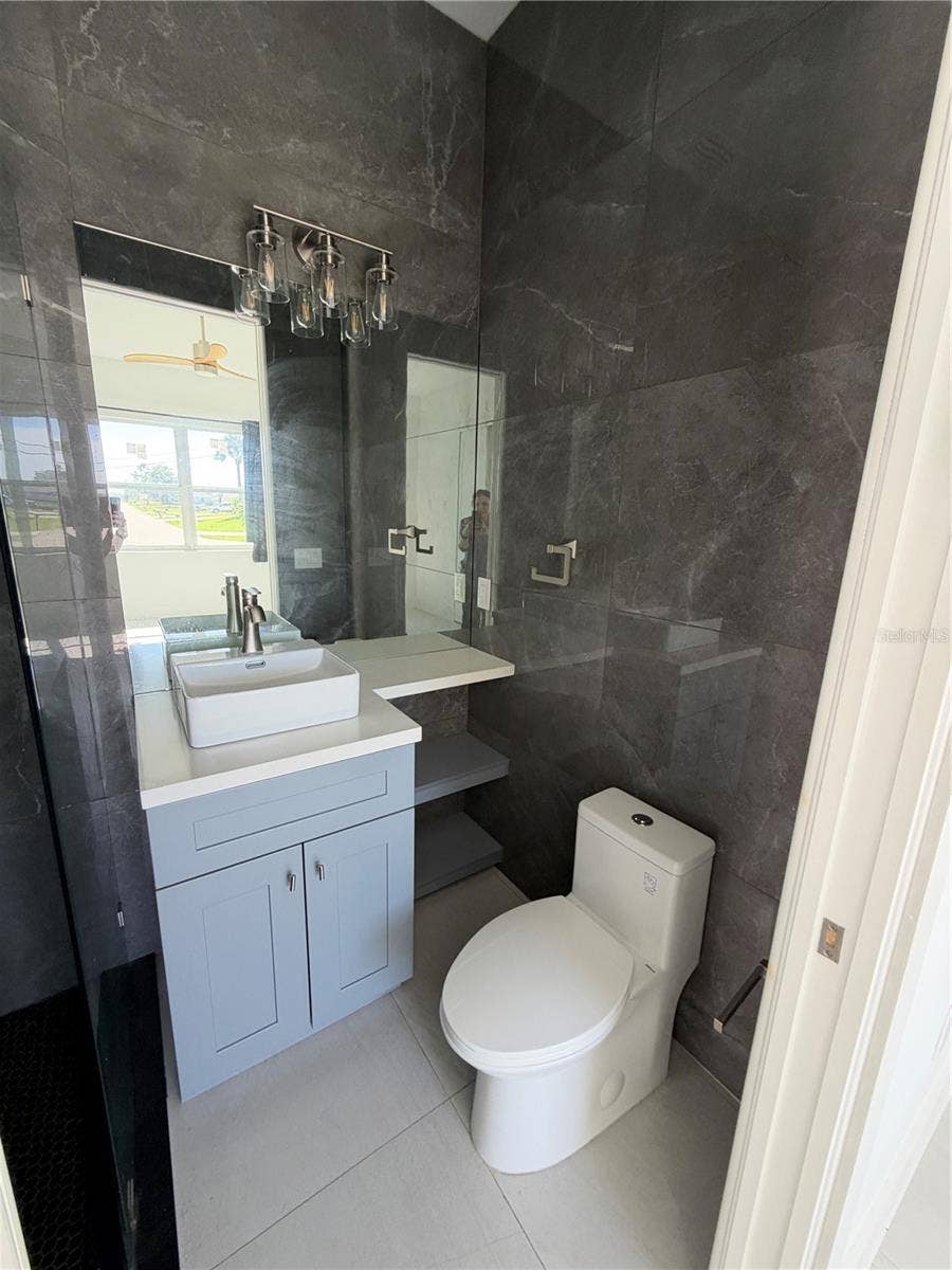 517 NW 19TH TERRACE, Cape Coral, FL 33993 guest bath