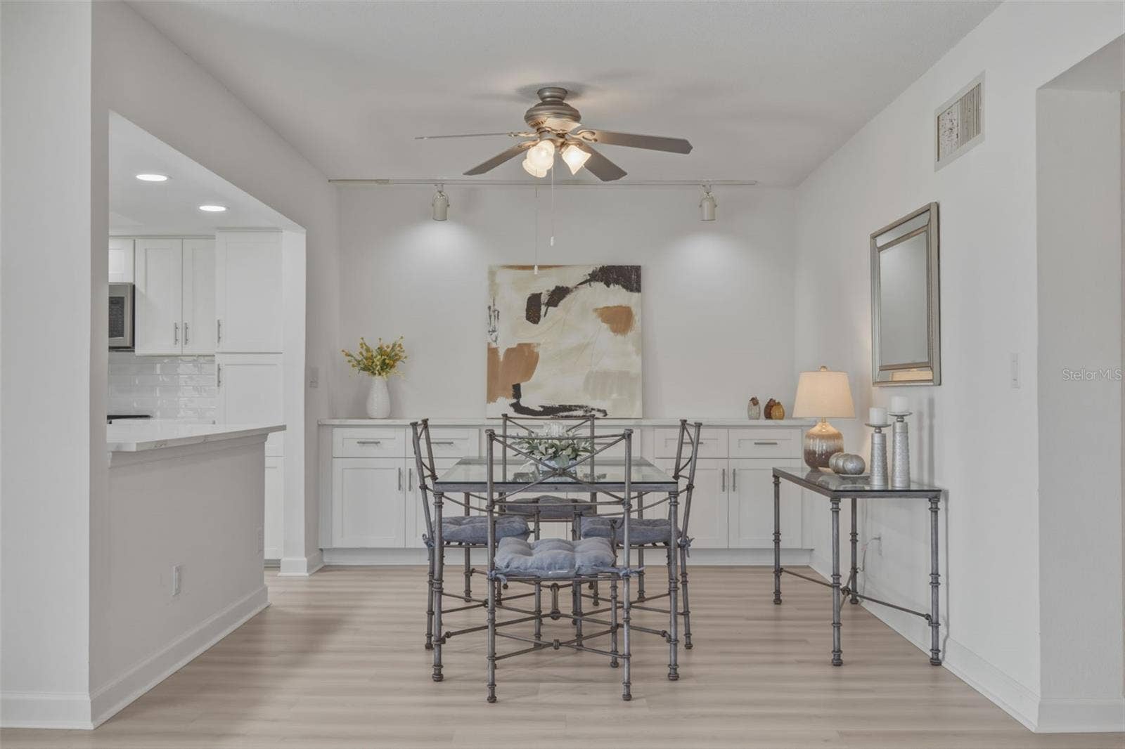 4700 COVE CIRCLE, #111, St Petersburg, FL 33708 Dining room