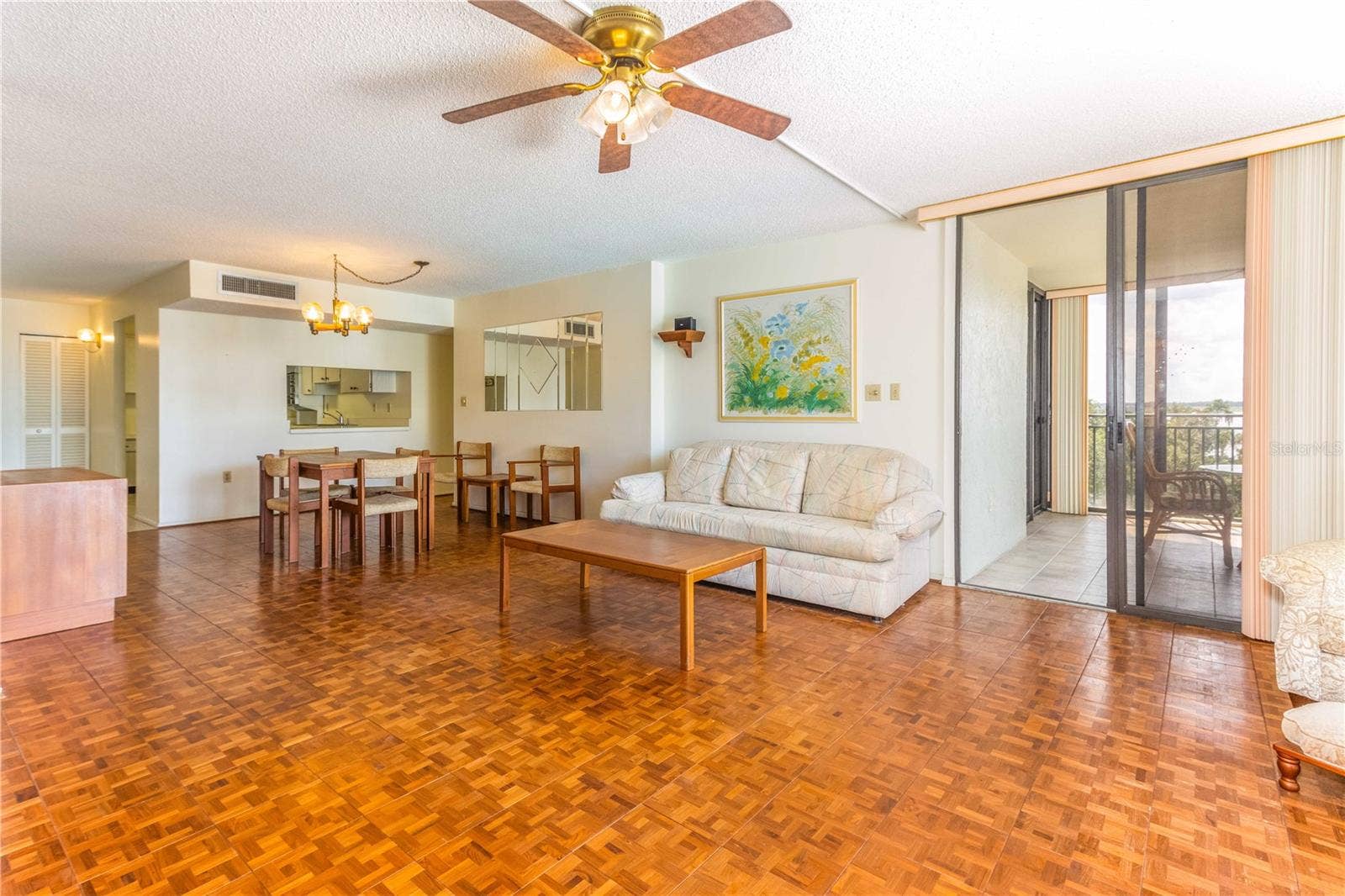 1380 GULF BOULEVARD, #307, Clearwater Beach, FL 33767 Spacious Living Area