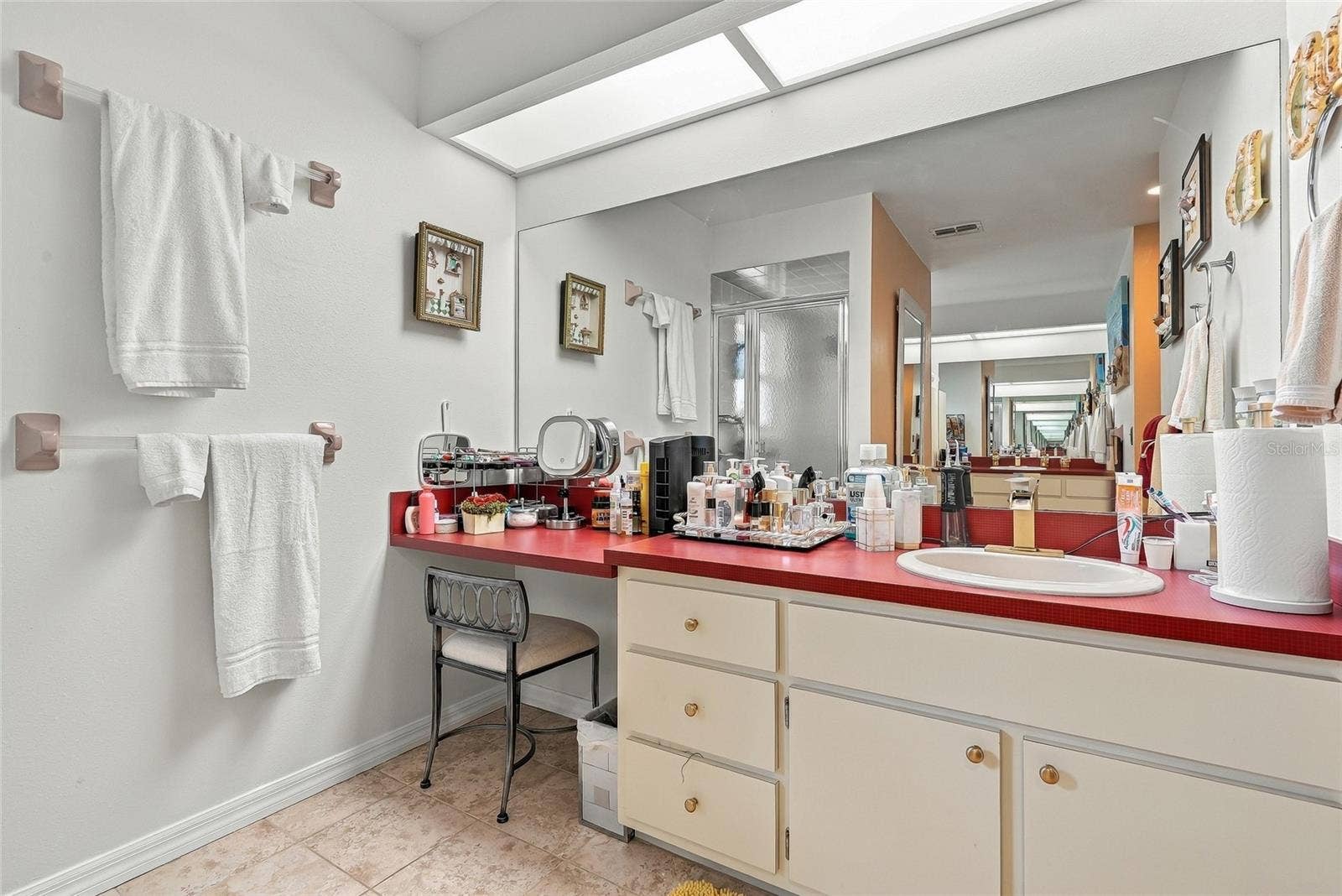 9896 DOMINGO DRIVE, Brooksville, FL 34601 separate his and hers vanities