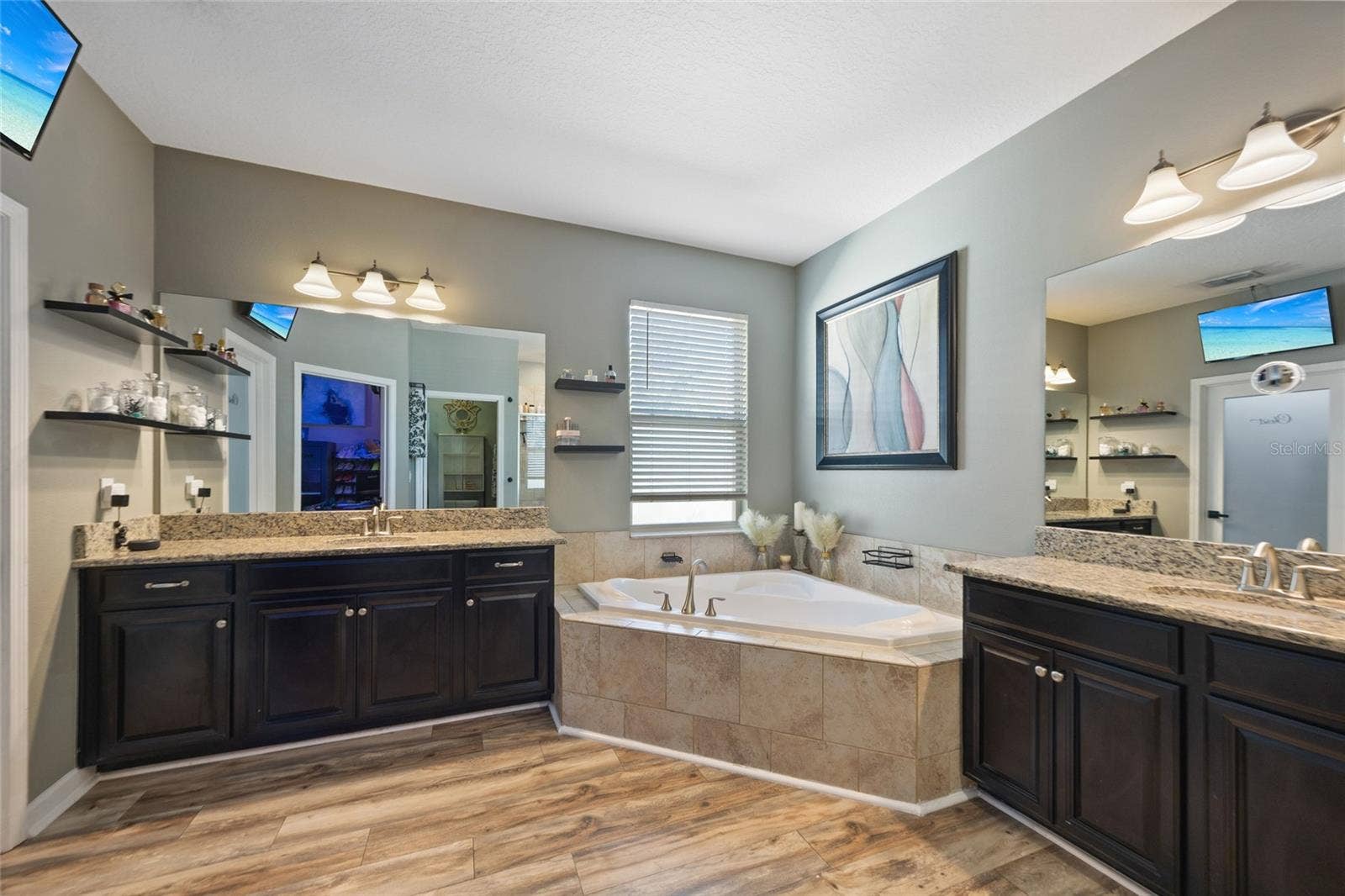 10611 GREAT CORMORANT DRIVE, Riverview, FL 33579 Split Vanities! How nice!