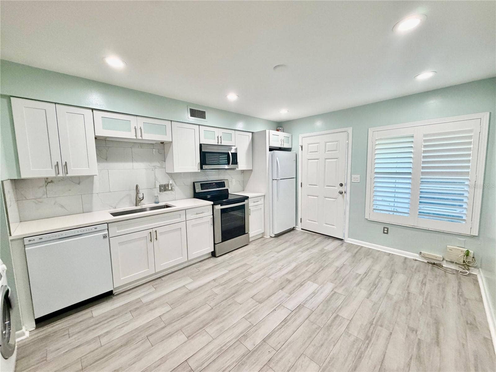 4517 W LA VILLA LANE, Tampa, FL 33611 There is plenty of space to make this a dining room as well.