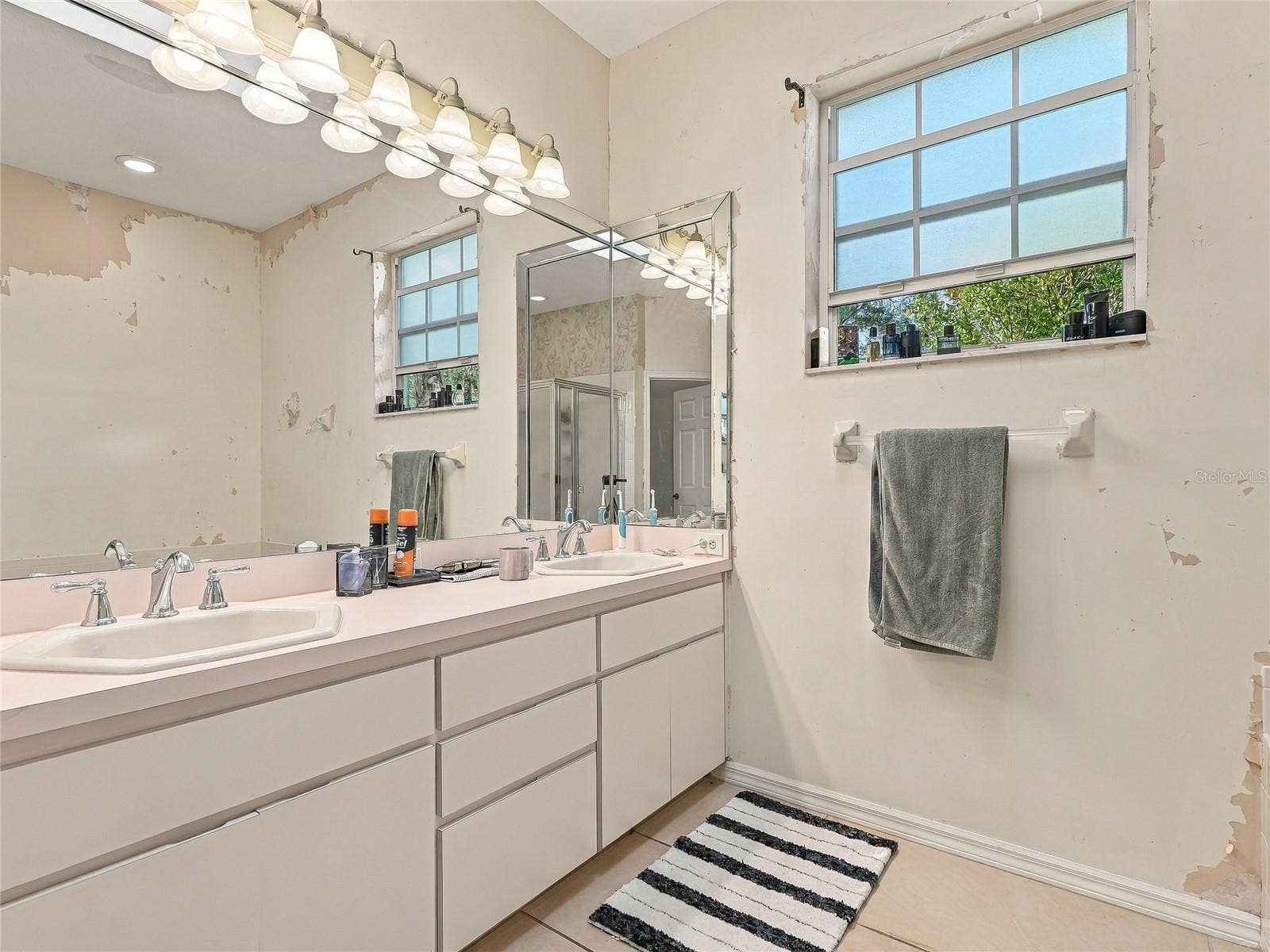 19480 SW 94TH STREET, Dunnellon, FL 34432 His & Hers double Sinks