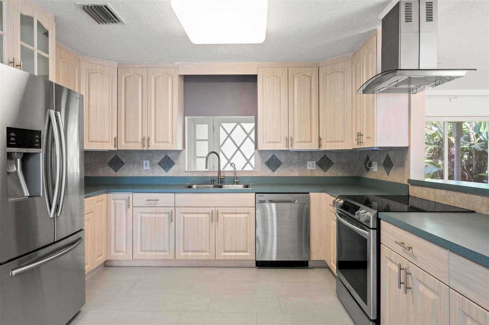 2725 N MYRTLE AVENUE, Tampa, FL 33602 2725 N MYRTLE AVENUE, Tampa, FL 33602