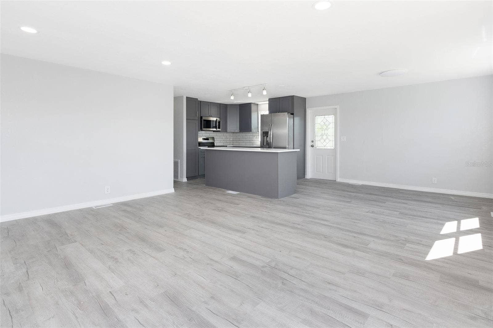 460 MOUNT OAK AVENUE NE, #745, St Petersburg, FL 33702 Livingroom facing kitchen island