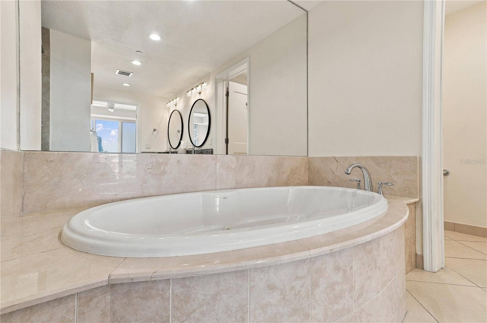 301 S GULFVIEW BOULEVARD, #303, Clearwater, FL 33767 Garden tub