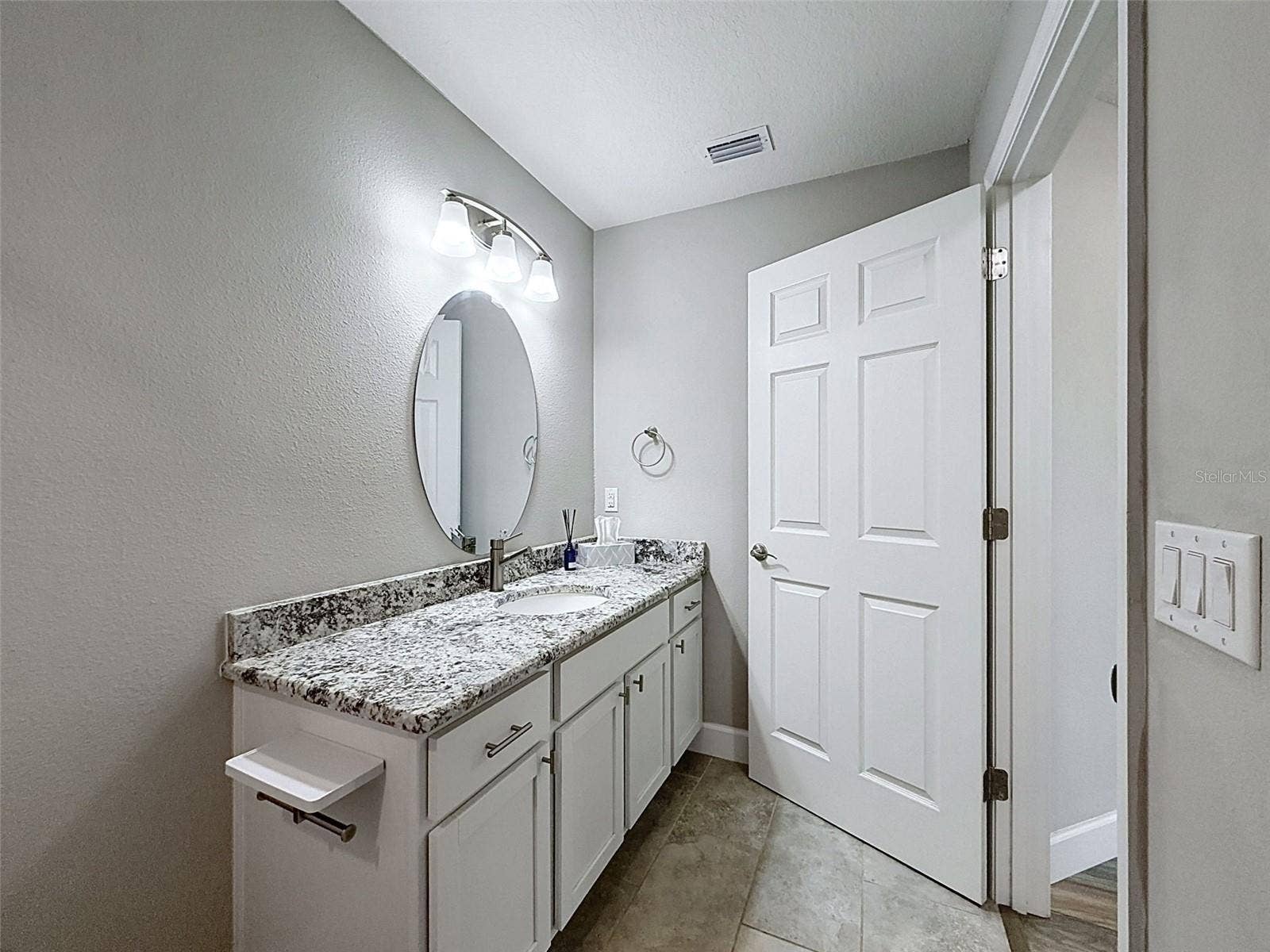1420 MAGNOLIA LN, Auburndale, FL 33823 Hall Bathroom