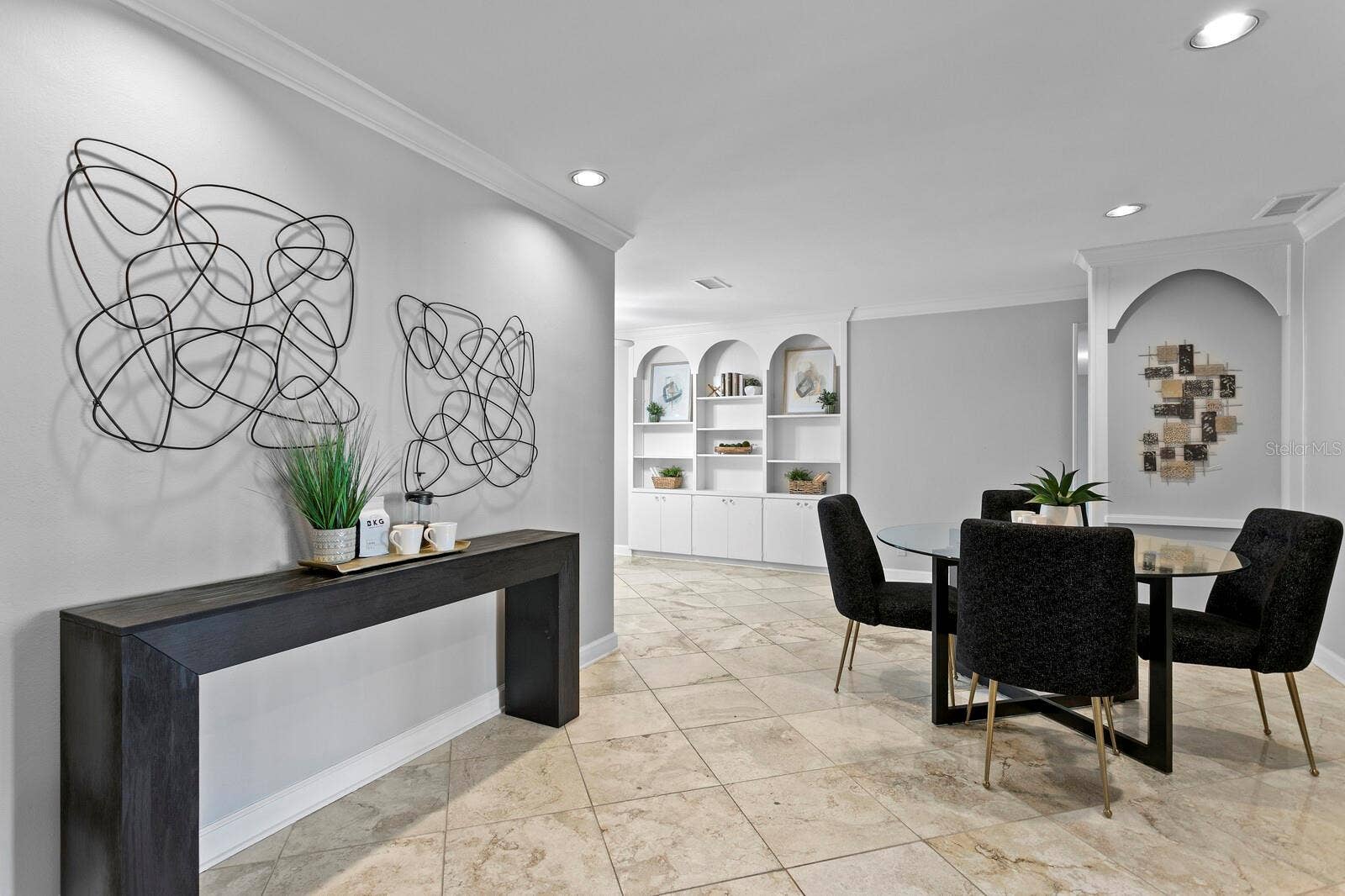 2930 W BAYSHORE COURT, Tampa, FL 33611 This room is to the right when you walk in.