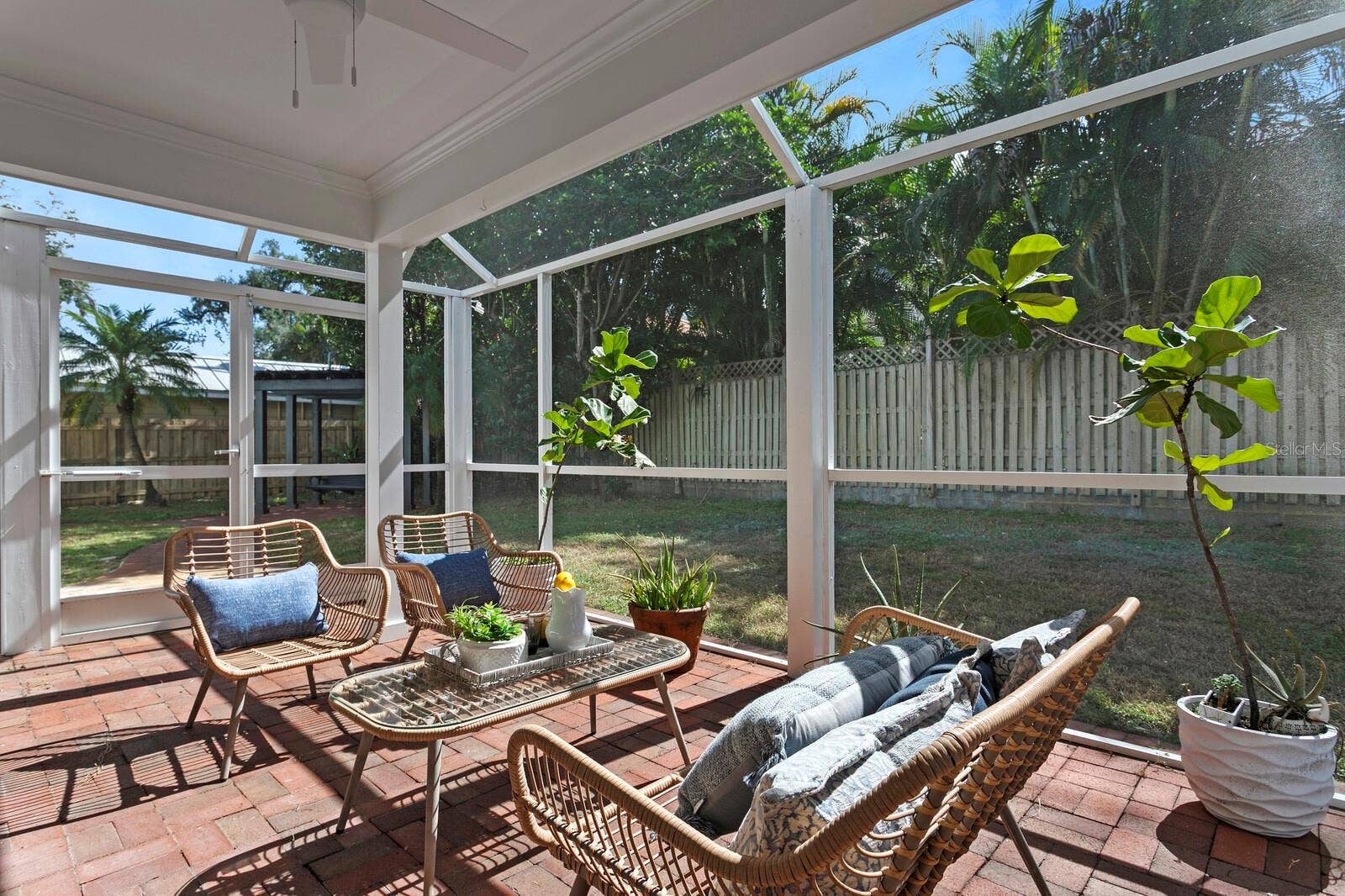2930 W BAYSHORE COURT, Tampa, FL 33611 Nice outside area.
