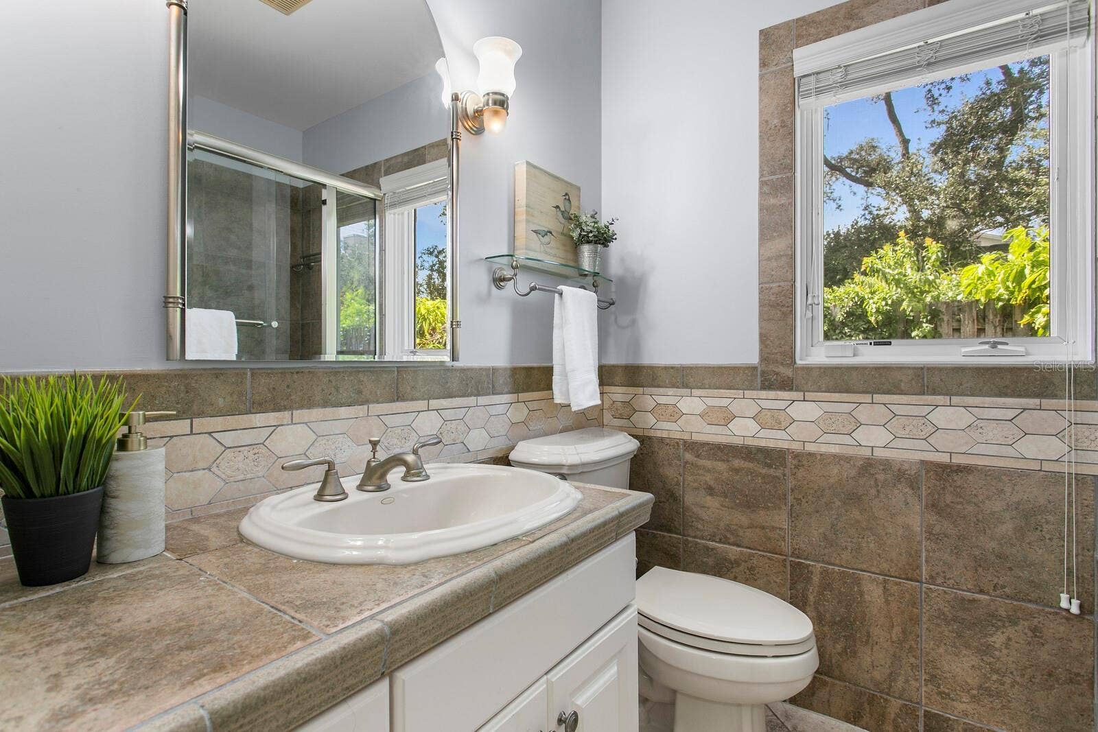 2930 W BAYSHORE COURT, Tampa, FL 33611 Full Bathroom between Primary Bedroom and Bedroom 3