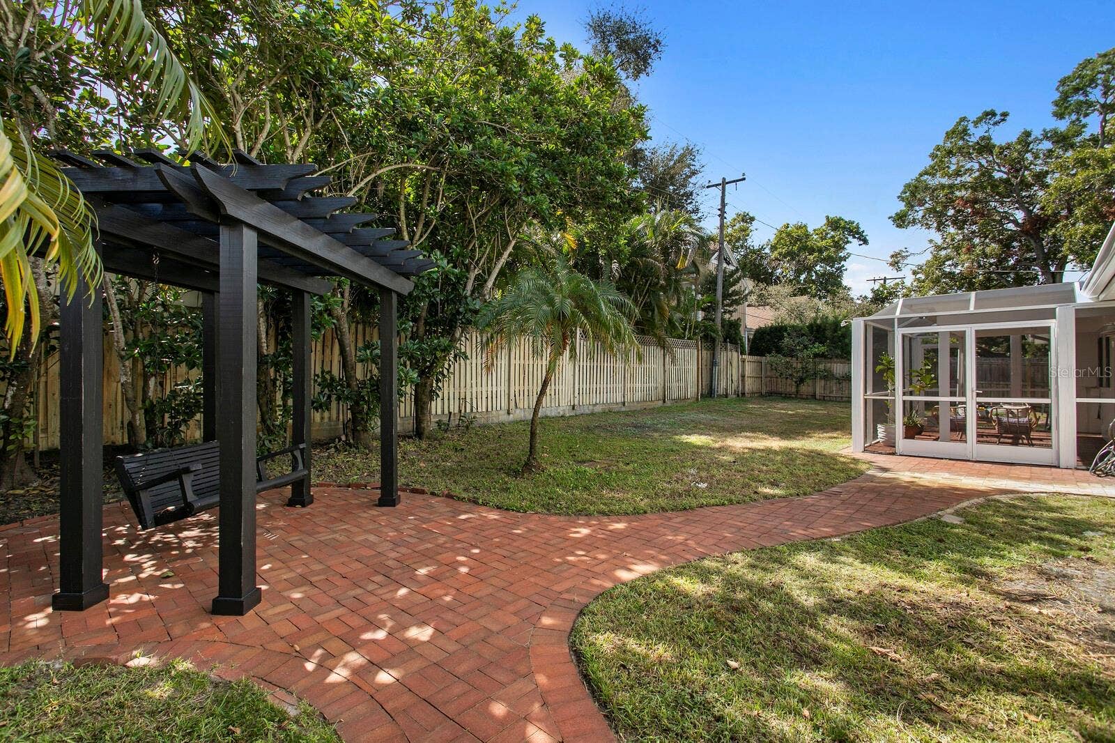 2930 W BAYSHORE COURT, Tampa, FL 33611 Follow the red brick road. :)