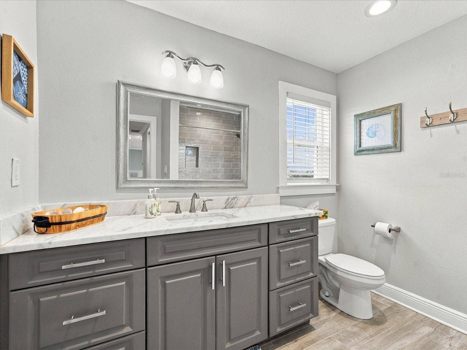 10469 IMPERIAL POINT DRIVE E, Largo, FL 33774 Guest Bath