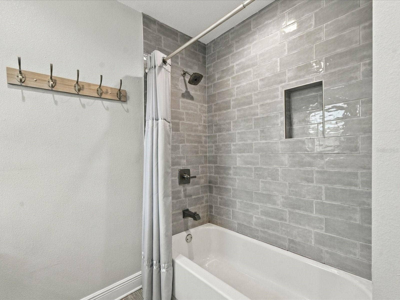 10469 IMPERIAL POINT DRIVE E, Largo, FL 33774 Guest Bath