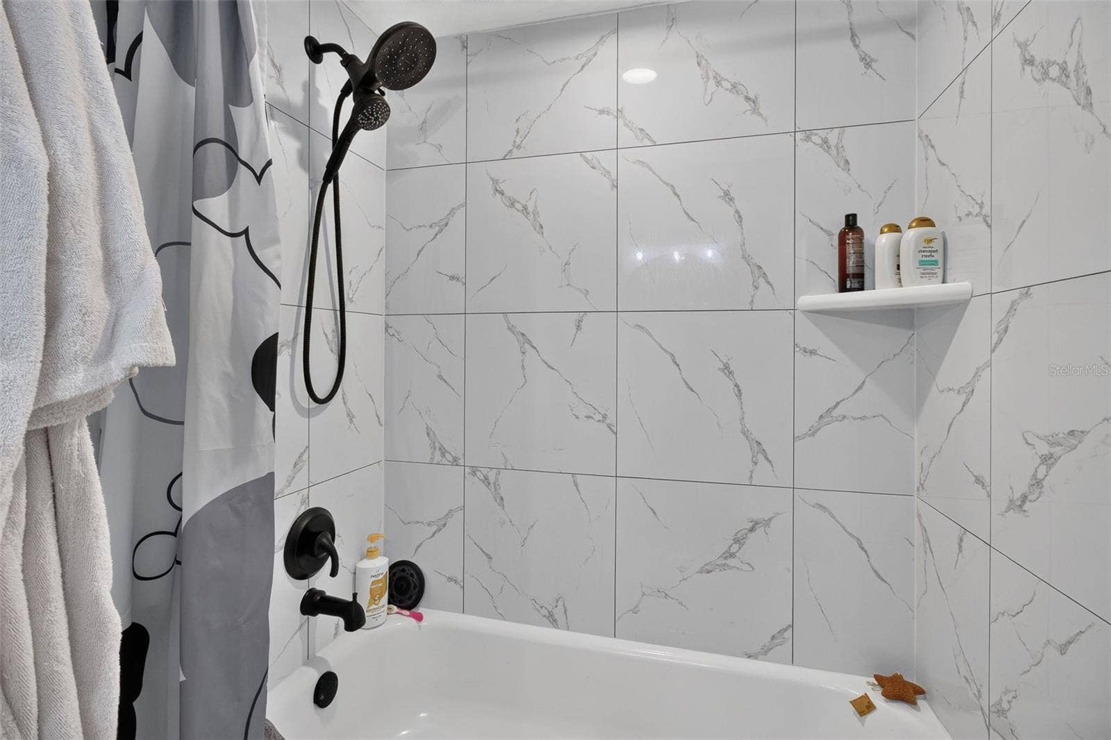 2500 WINDING CREEK BOULEVARD, #I106, Clearwater, FL 33761 Primary bath new tub and tiled shower