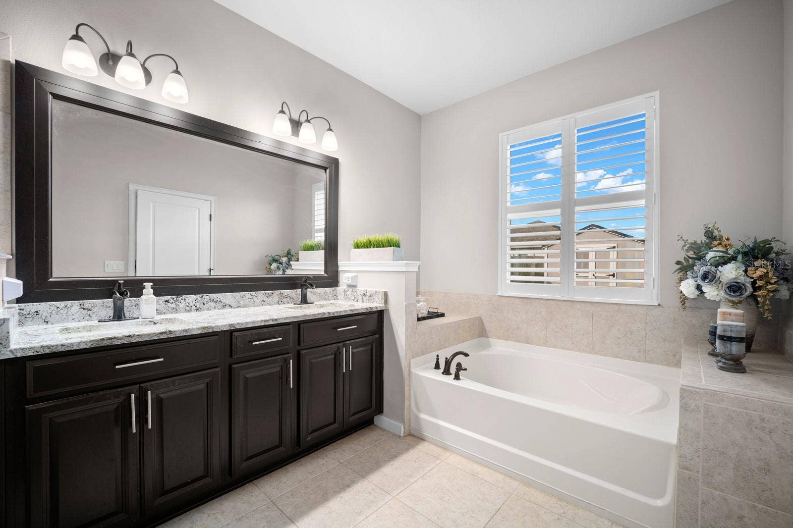 10654 PLANER PICKET DRIVE, Riverview, FL 33569 Primary bath with dual sinks, granite vanity and soaking tub