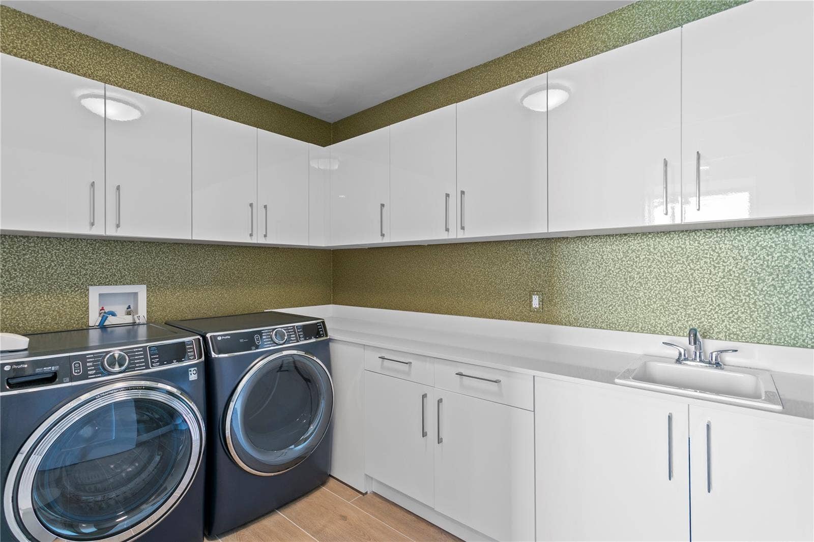 301 1ST STREET S, #3201, St Petersburg, FL 33701 Laundry