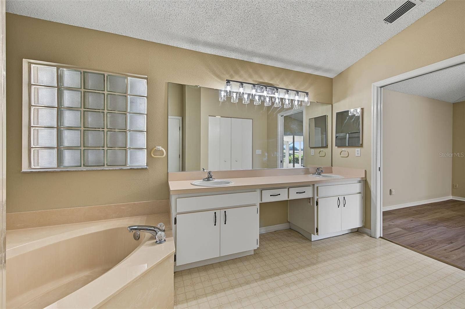 2113 STERLING GLEN COURT, Sun City Center, FL 33573