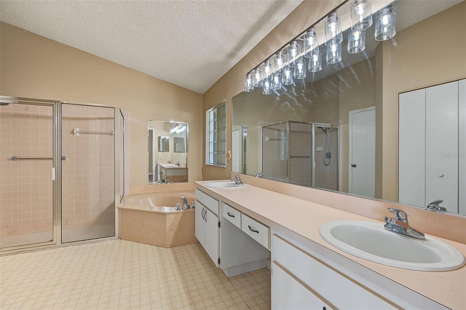 2113 STERLING GLEN COURT, Sun City Center, FL 33573