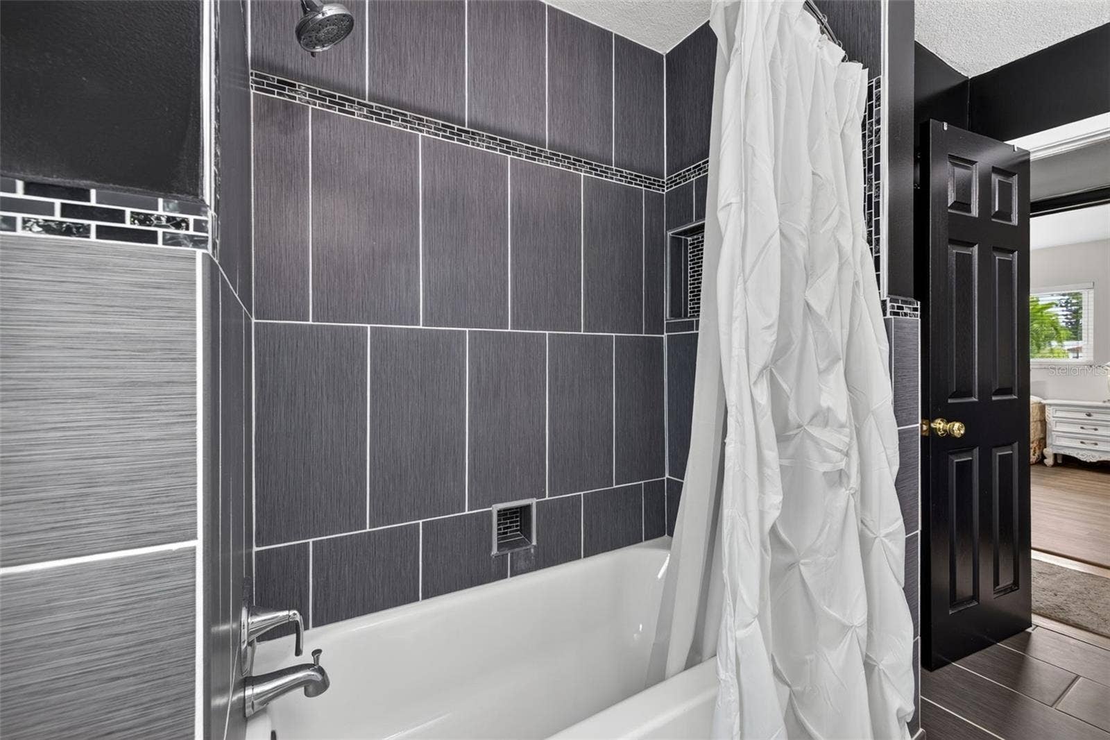 Hall bathroom with tub/shower combo