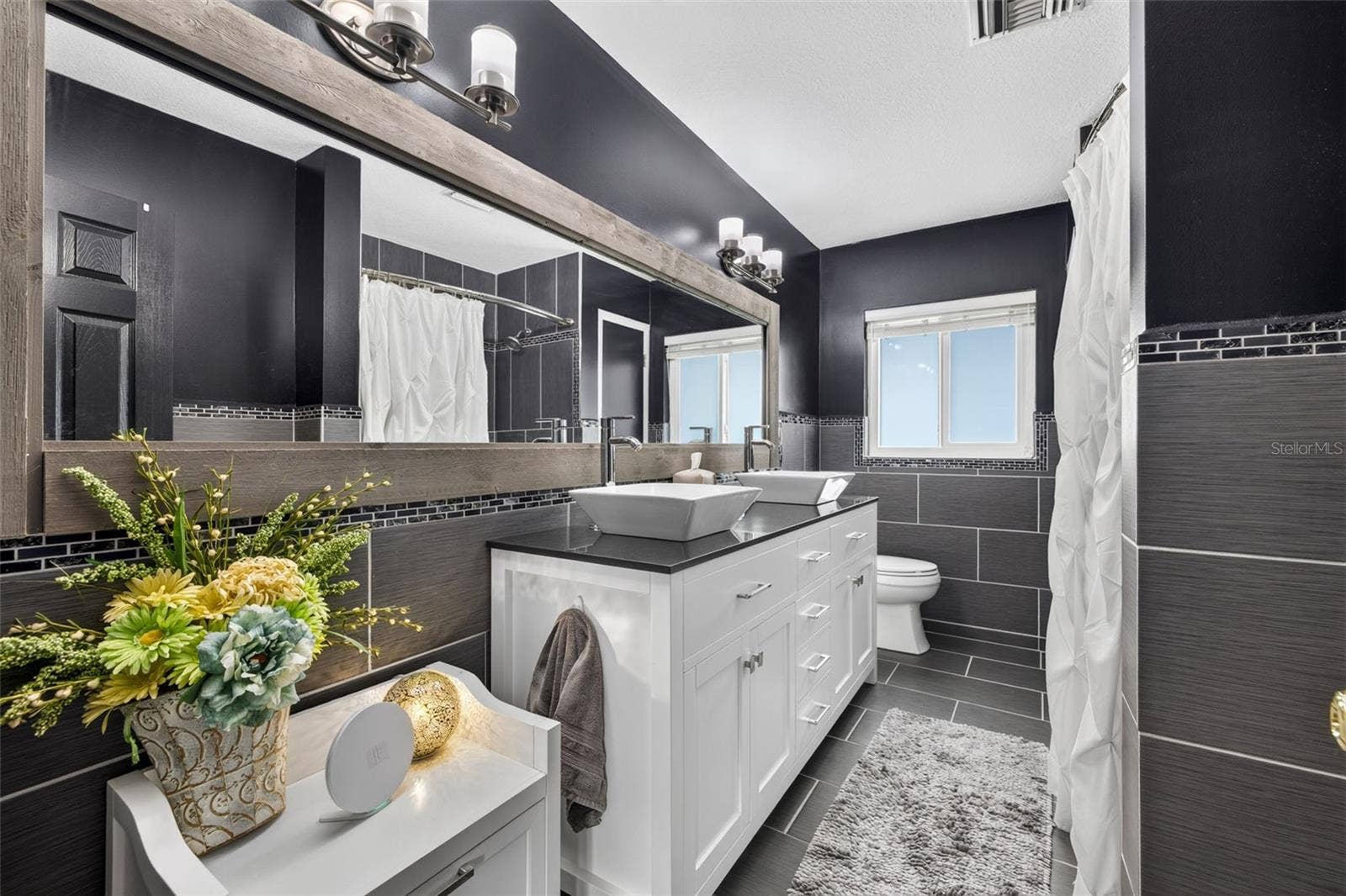 Hall bathroom with tub/shower combo