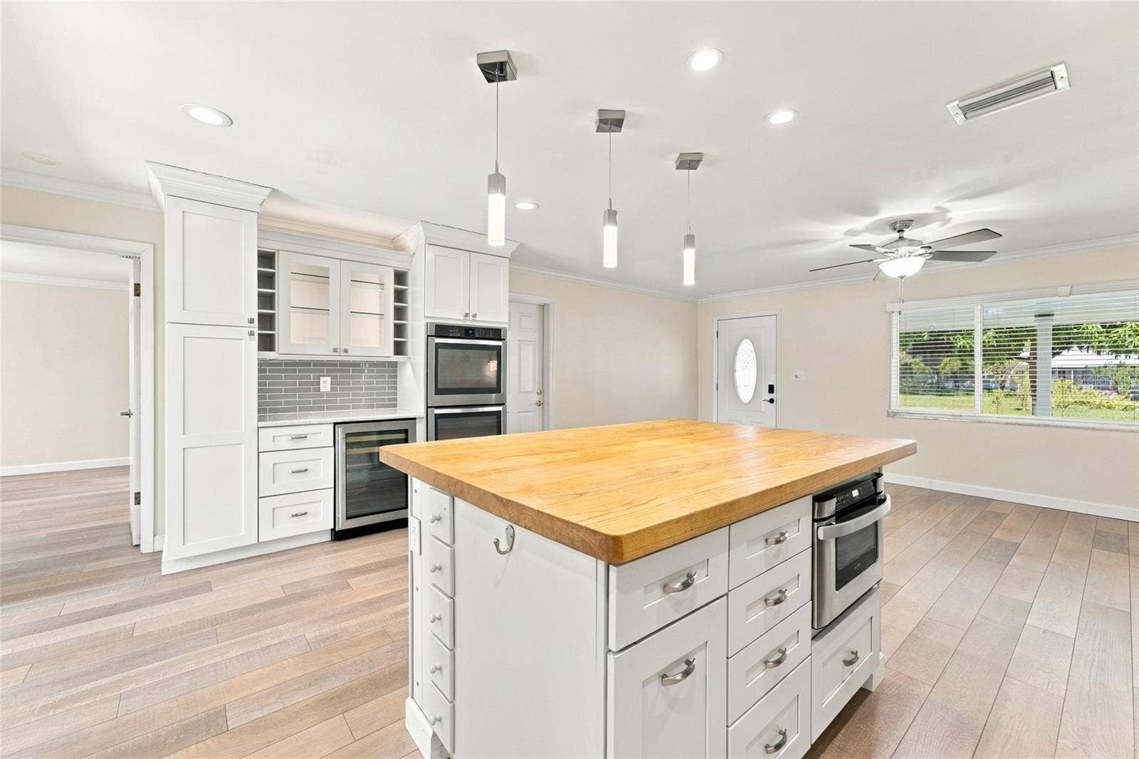 1864 74TH AVENUE N, St Petersburg, FL 33702