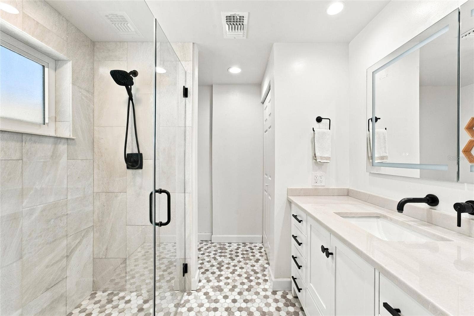 Primary Attached En-Suite