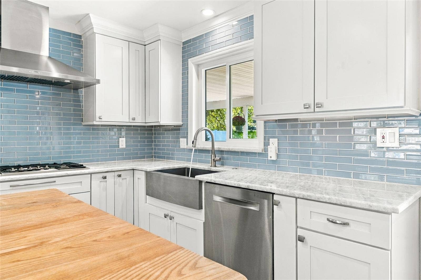 1864 74TH AVENUE N, St Petersburg, FL 33702