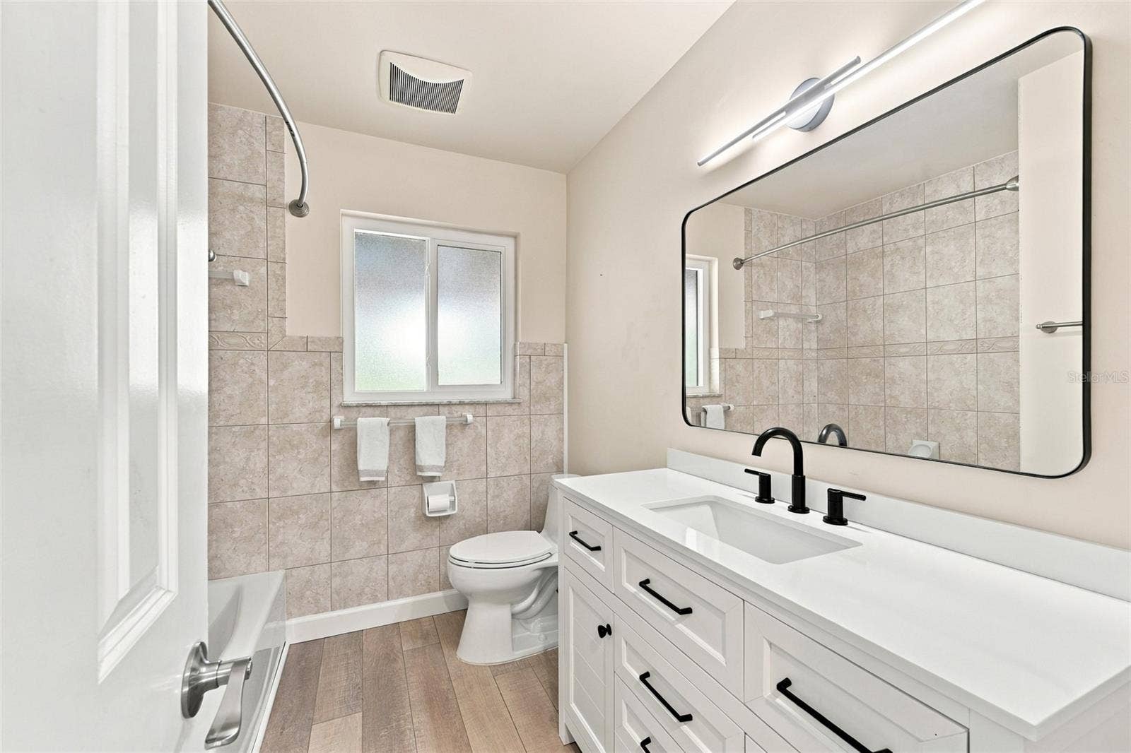 Shared Hall Bath for Split Plan Bedrooms