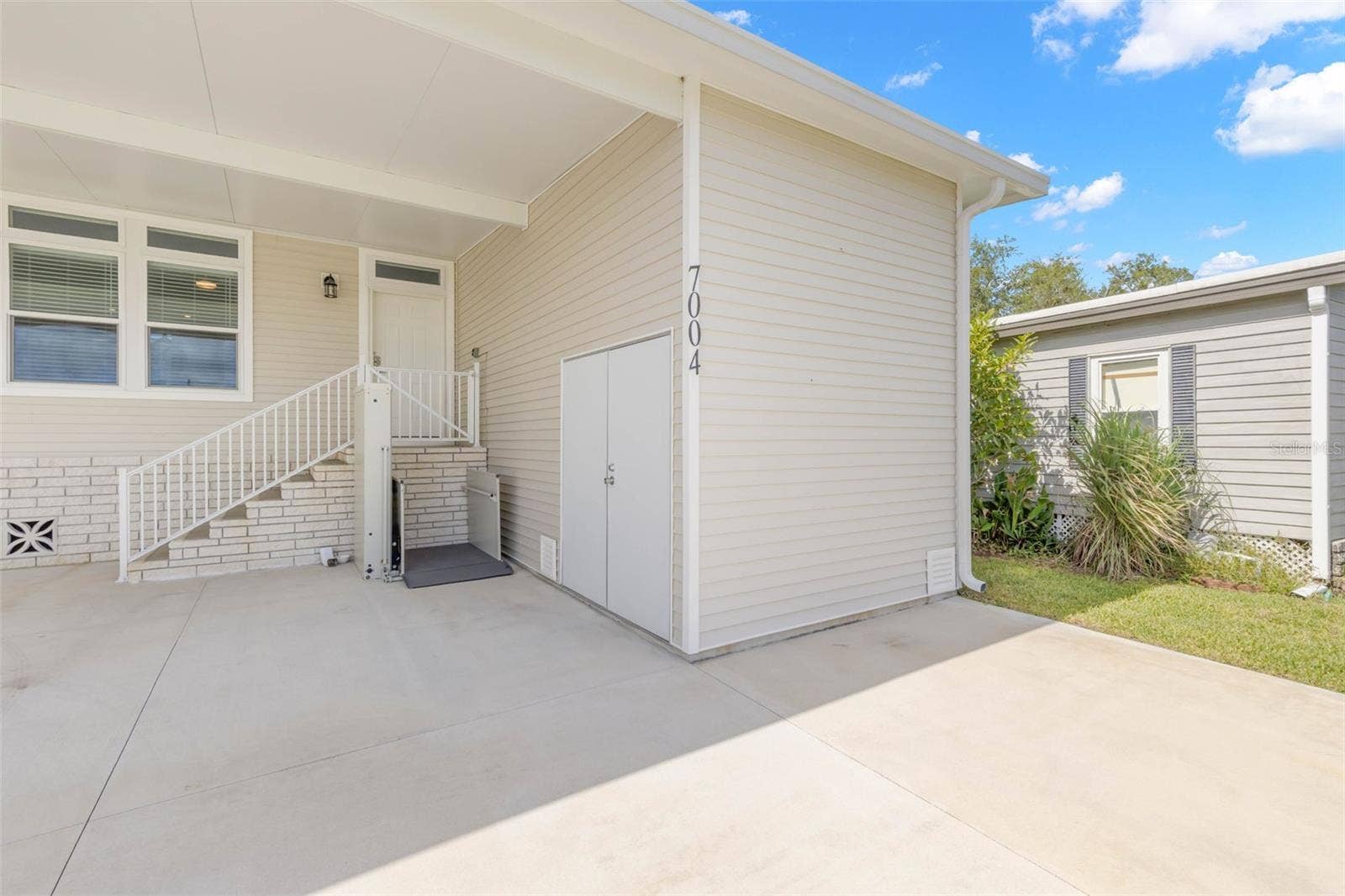 7004 AMERICANA DRIVE NE, #136, St Petersburg, FL 33702 Lift