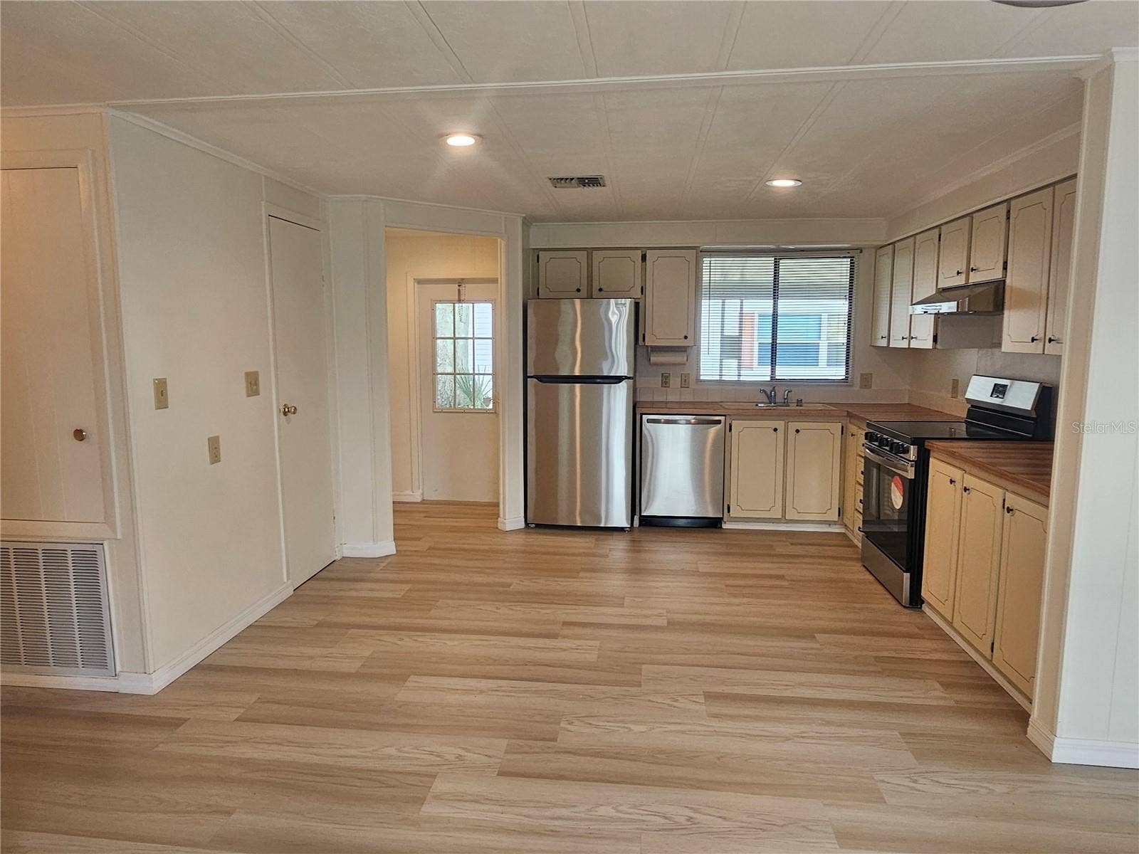 238 PELICAN DRIVE N, Oldsmar, FL 34677 Kitchen