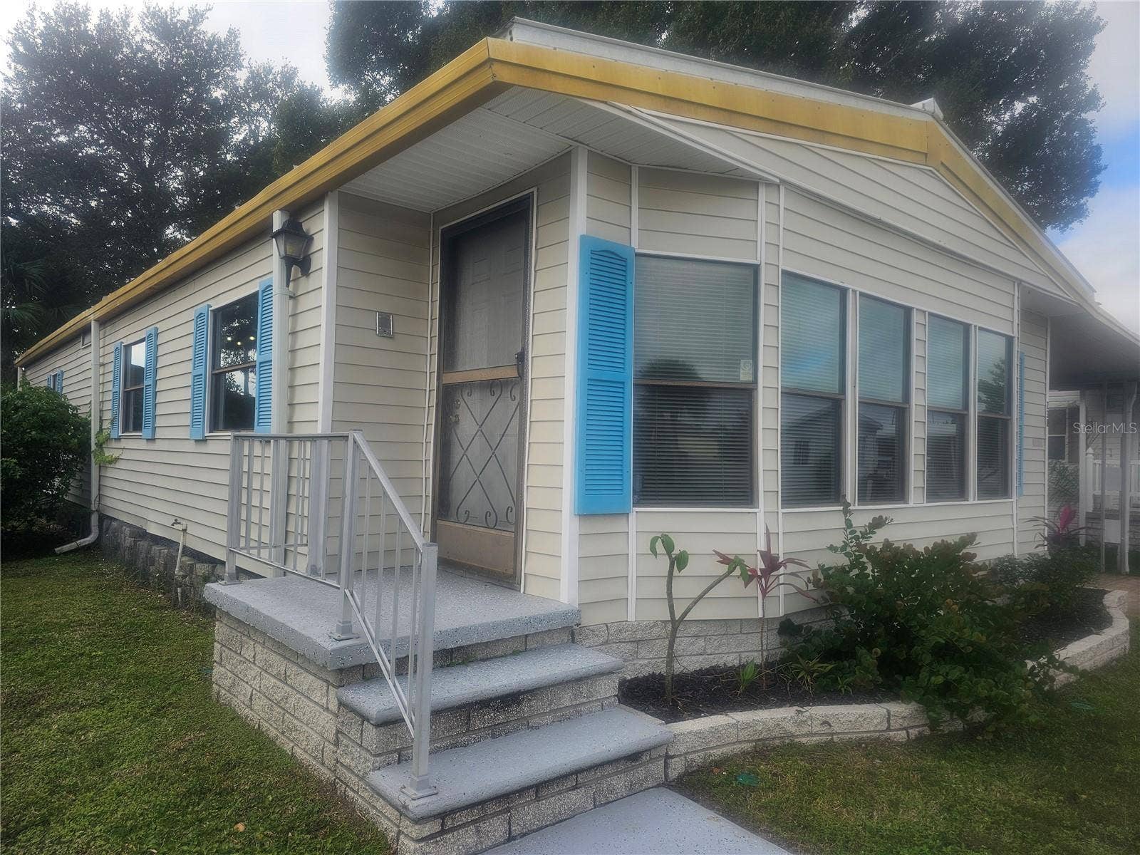 238 PELICAN DRIVE N, Oldsmar, FL 34677 Front/Left Side