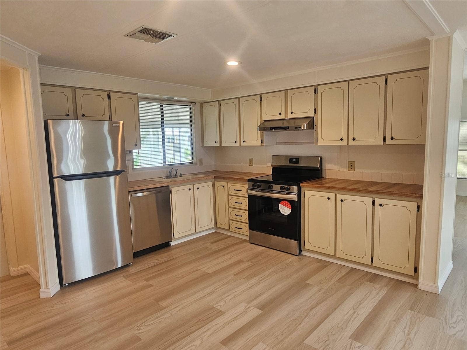 238 PELICAN DRIVE N, Oldsmar, FL 34677 Kitchen
