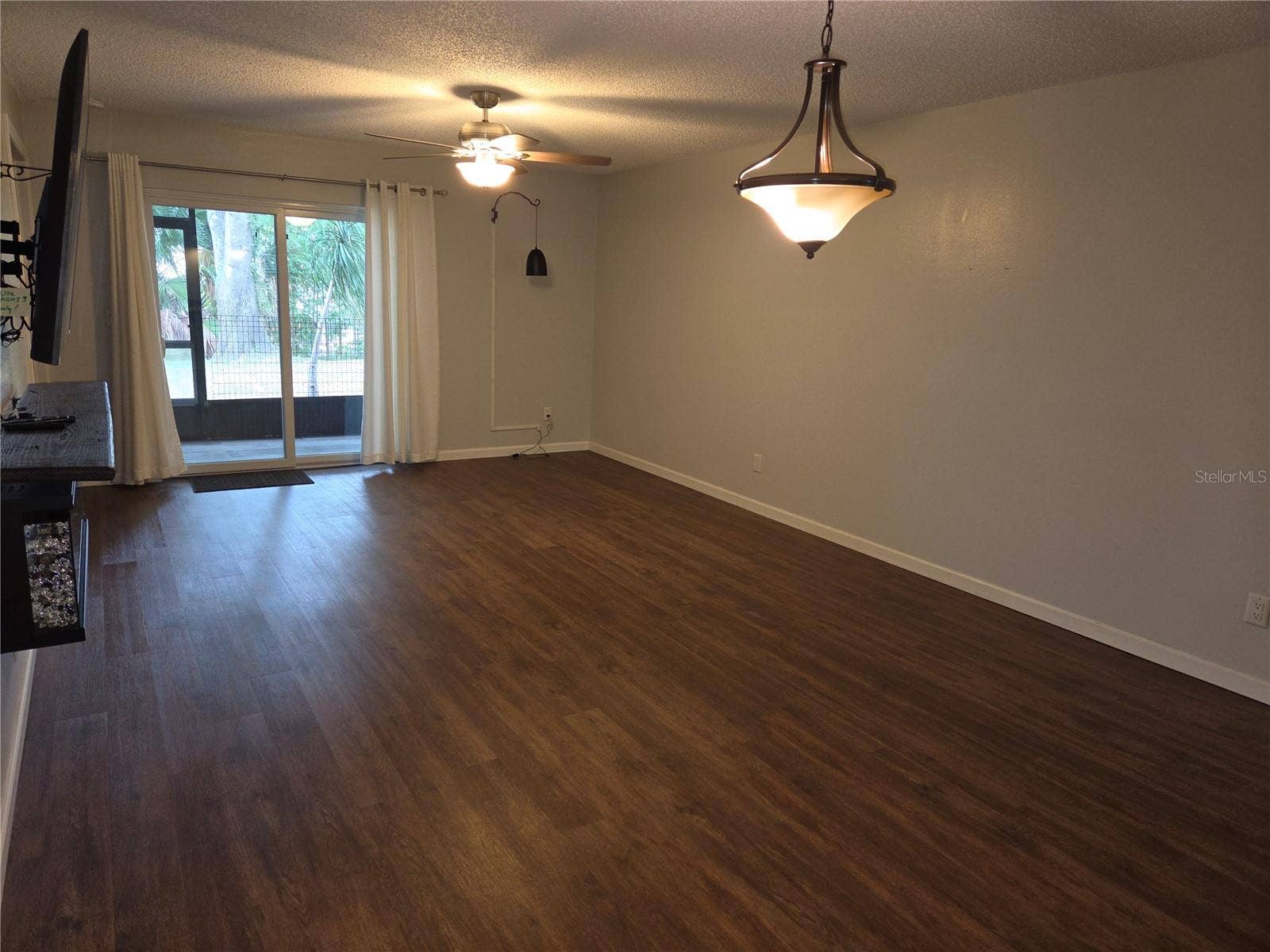 5943 CALAIS BOULEVARD N, #6, St Petersburg, FL 33714 Living room with impact sliding door to the screened porch
