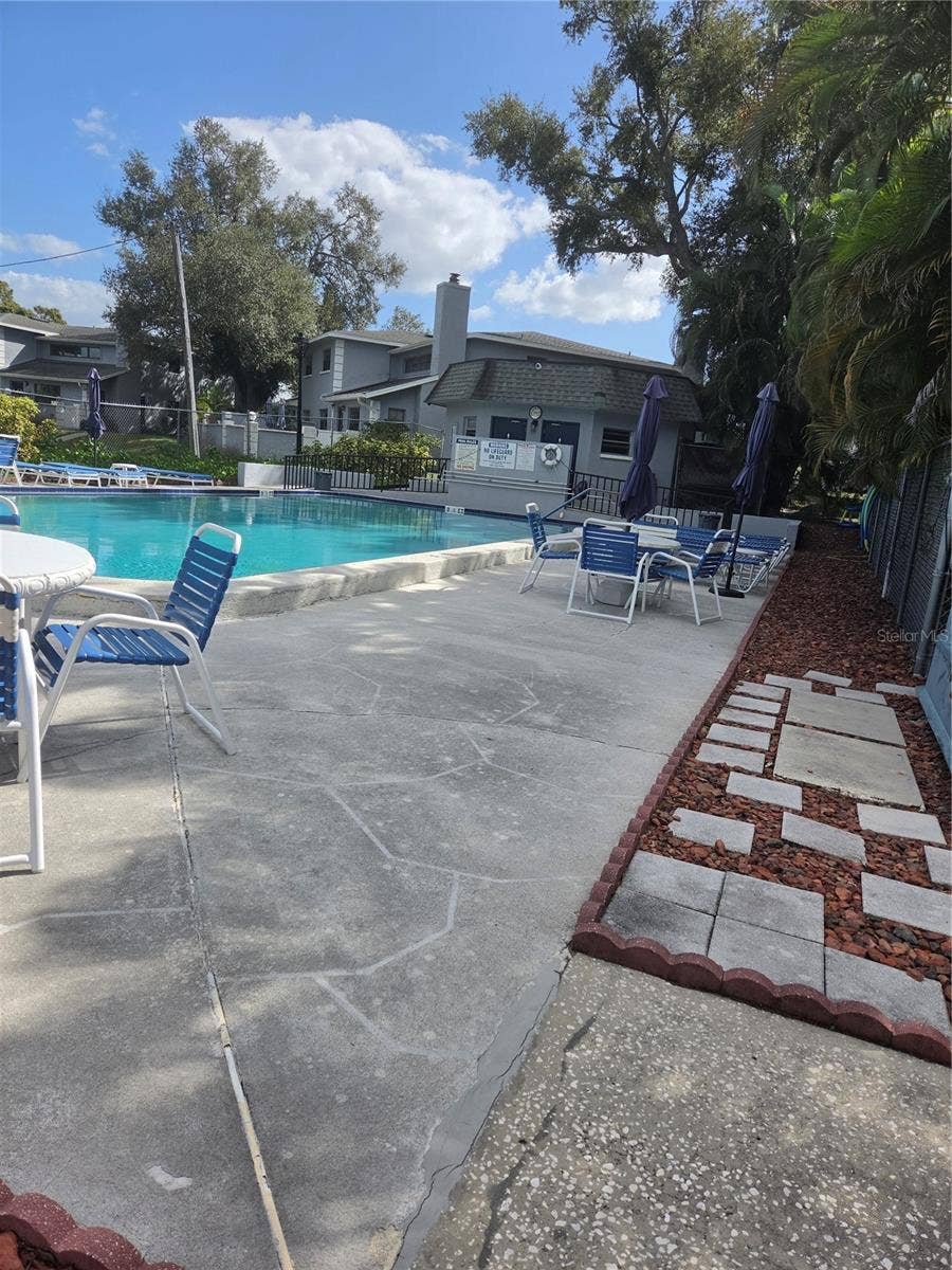 5943 CALAIS BOULEVARD N, #6, St Petersburg, FL 33714 Community pool