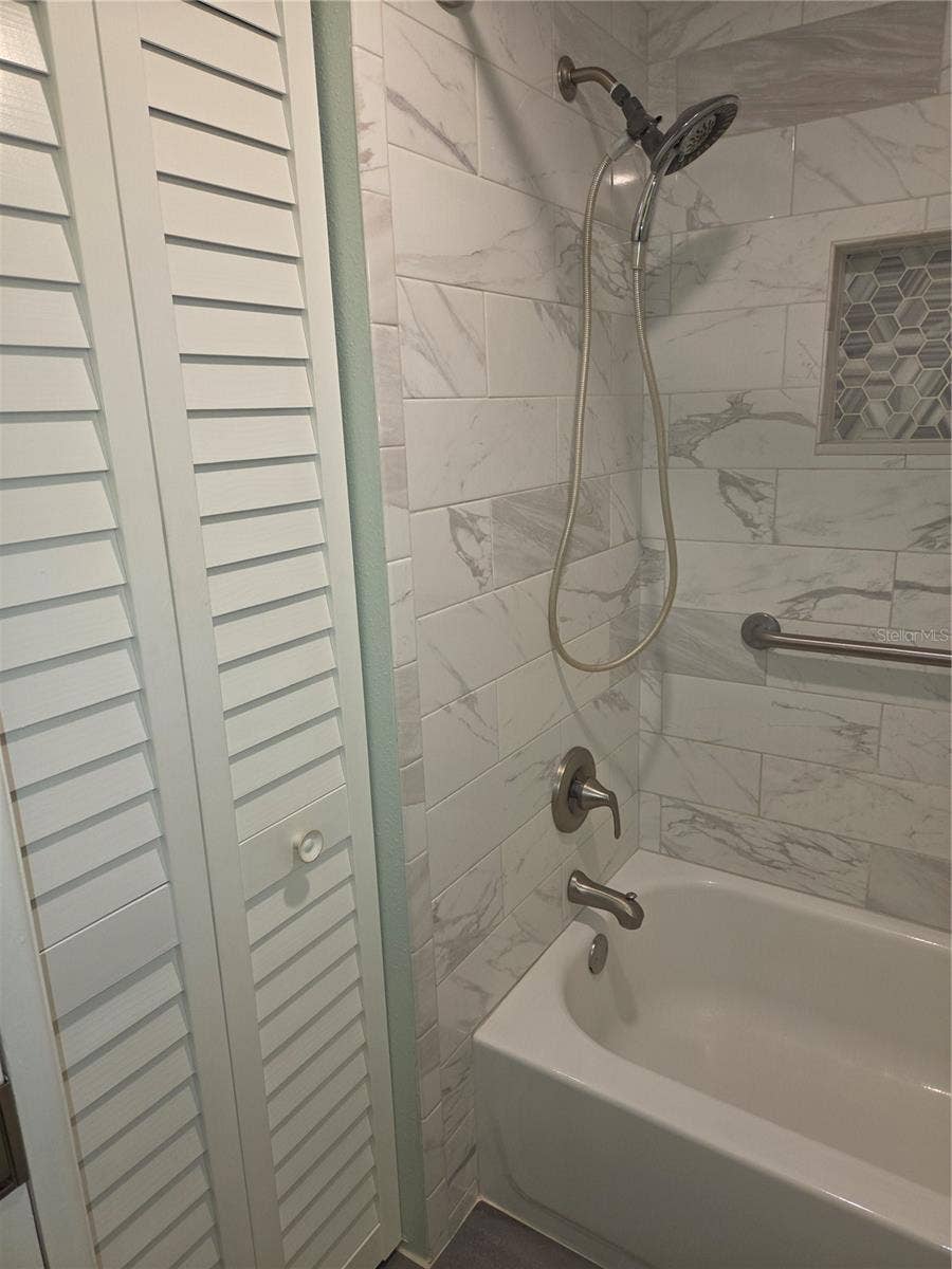 5943 CALAIS BOULEVARD N, #6, St Petersburg, FL 33714 Primary bath has linen closet
