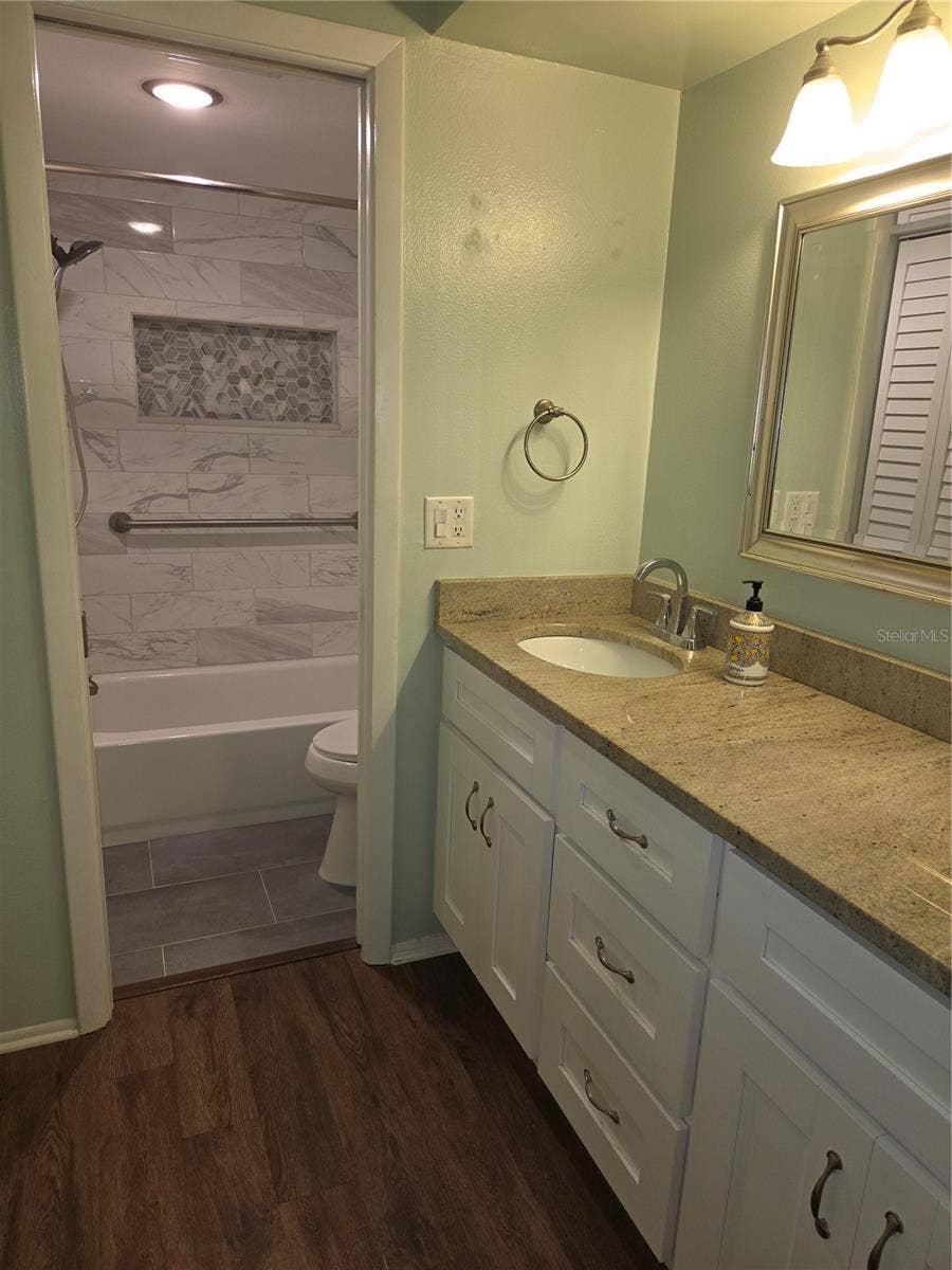 5943 CALAIS BOULEVARD N, #6, St Petersburg, FL 33714 Ensuite bath in primary bedroom