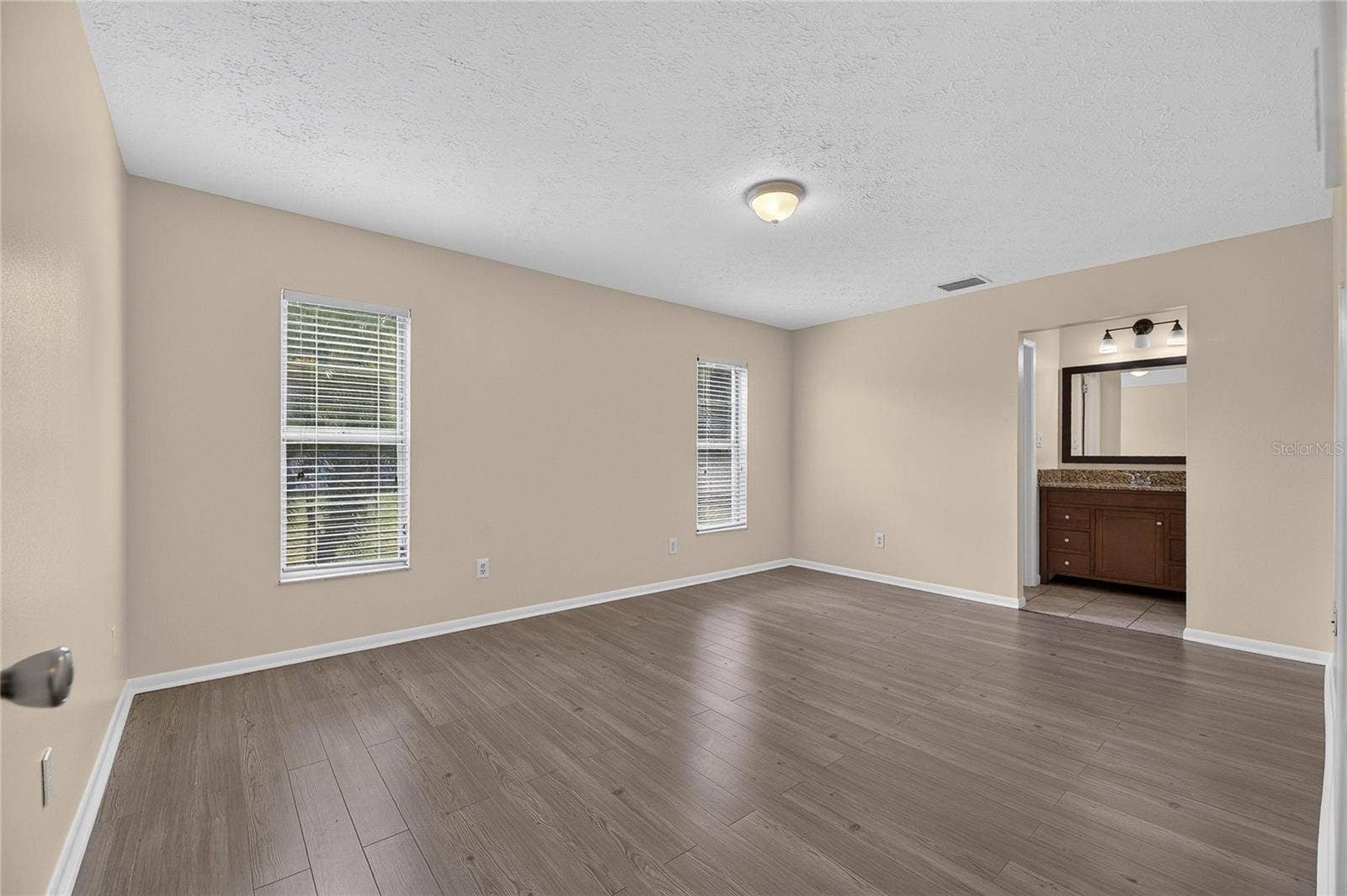 8904 W FLORA STREET, Tampa, FL 33615